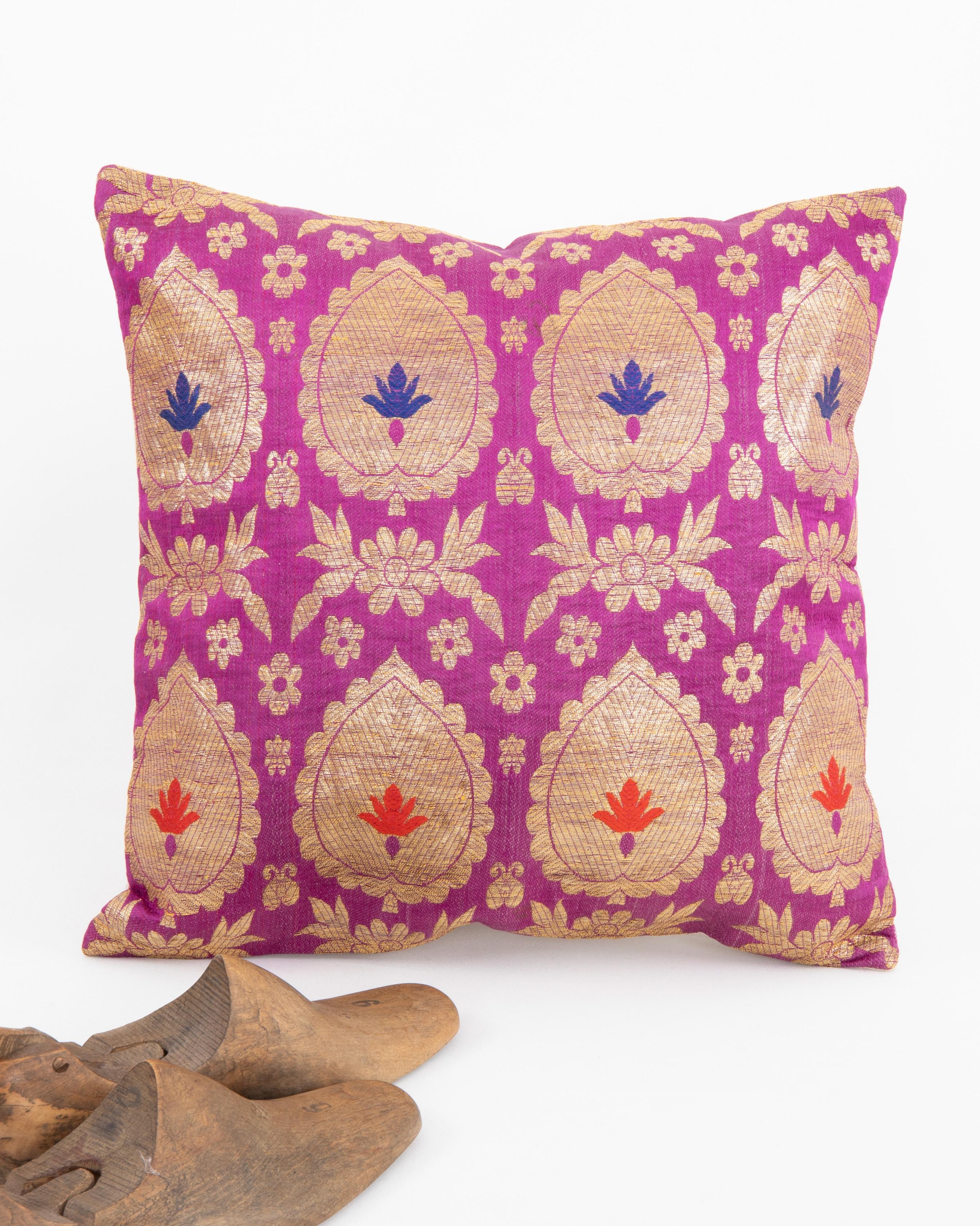 European Brocade Pillowcase , Early 20th Century. France or Italy In Fair Condition For Sale In Istanbul, TR