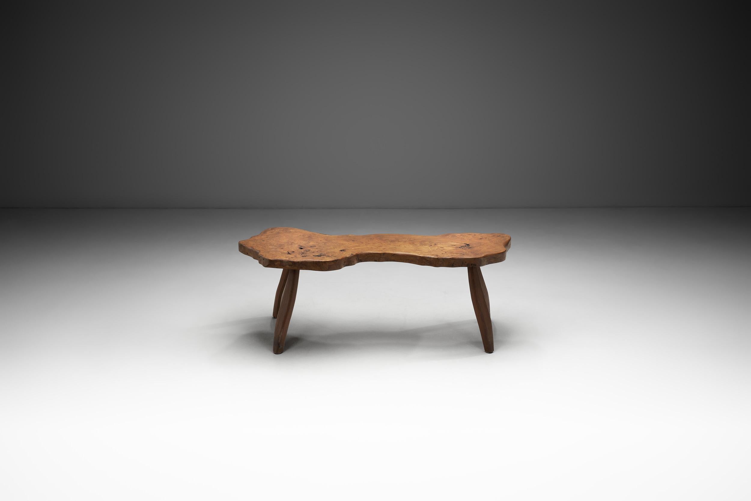 Mid-Century Modern Table basse en orme de style brutaliste, Europe, vers 1960 en vente