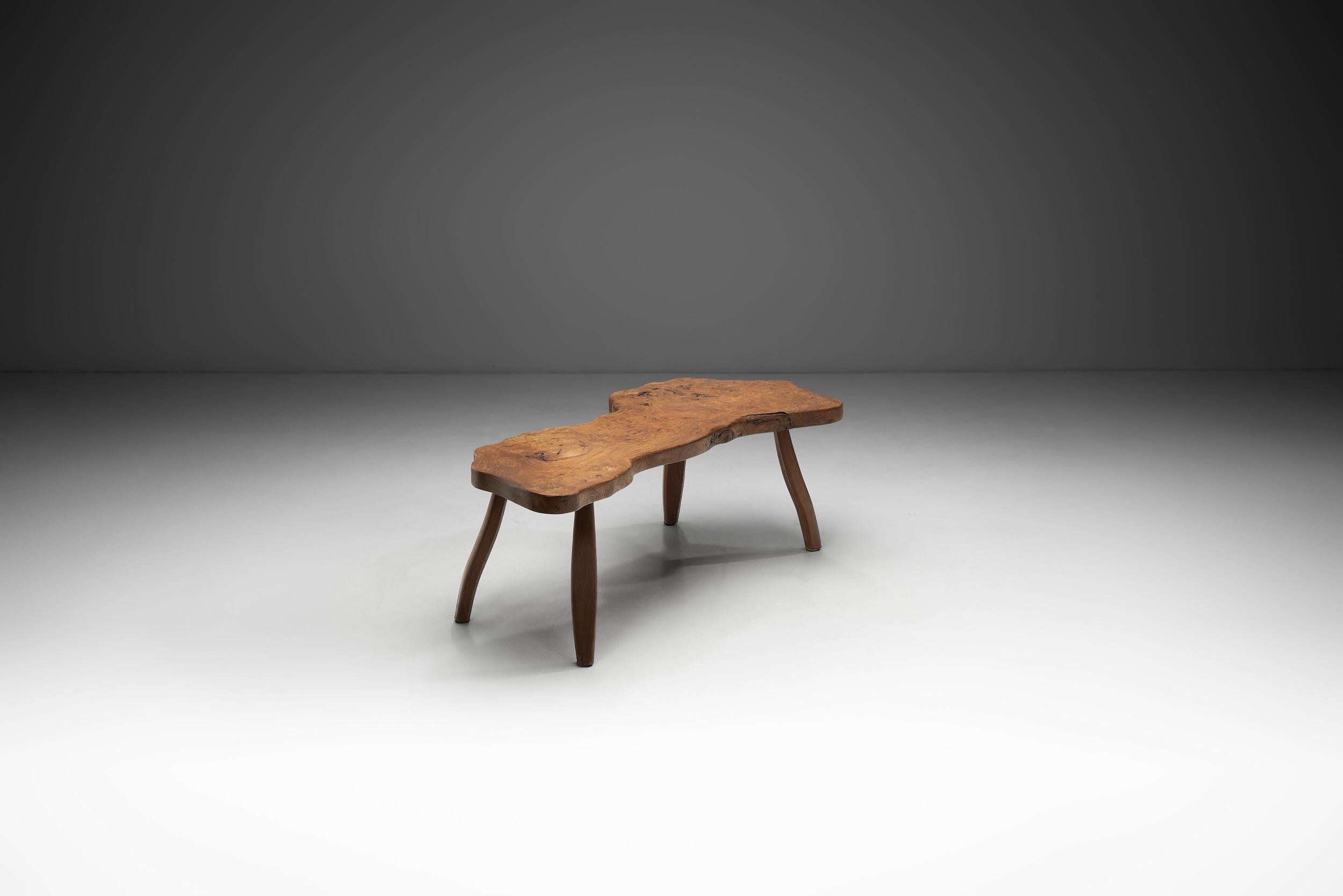 Européen Table basse en orme de style brutaliste, Europe, vers 1960 en vente