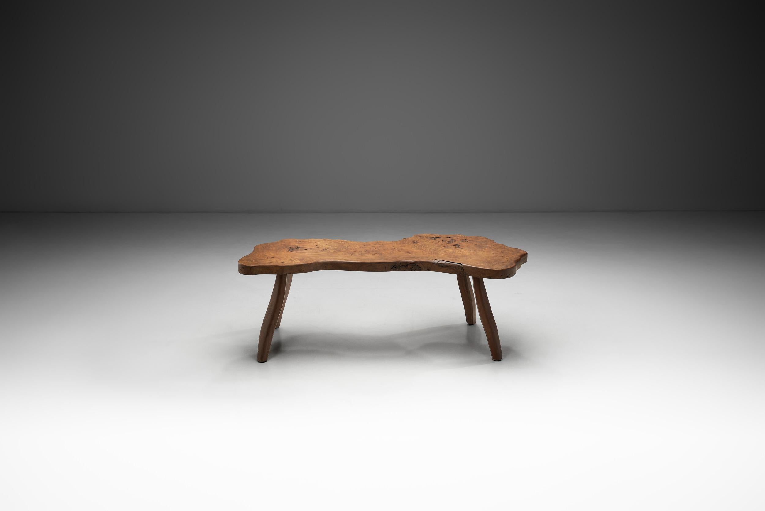 Table basse en orme de style brutaliste, Europe, vers 1960 Bon état - En vente à Utrecht, NL