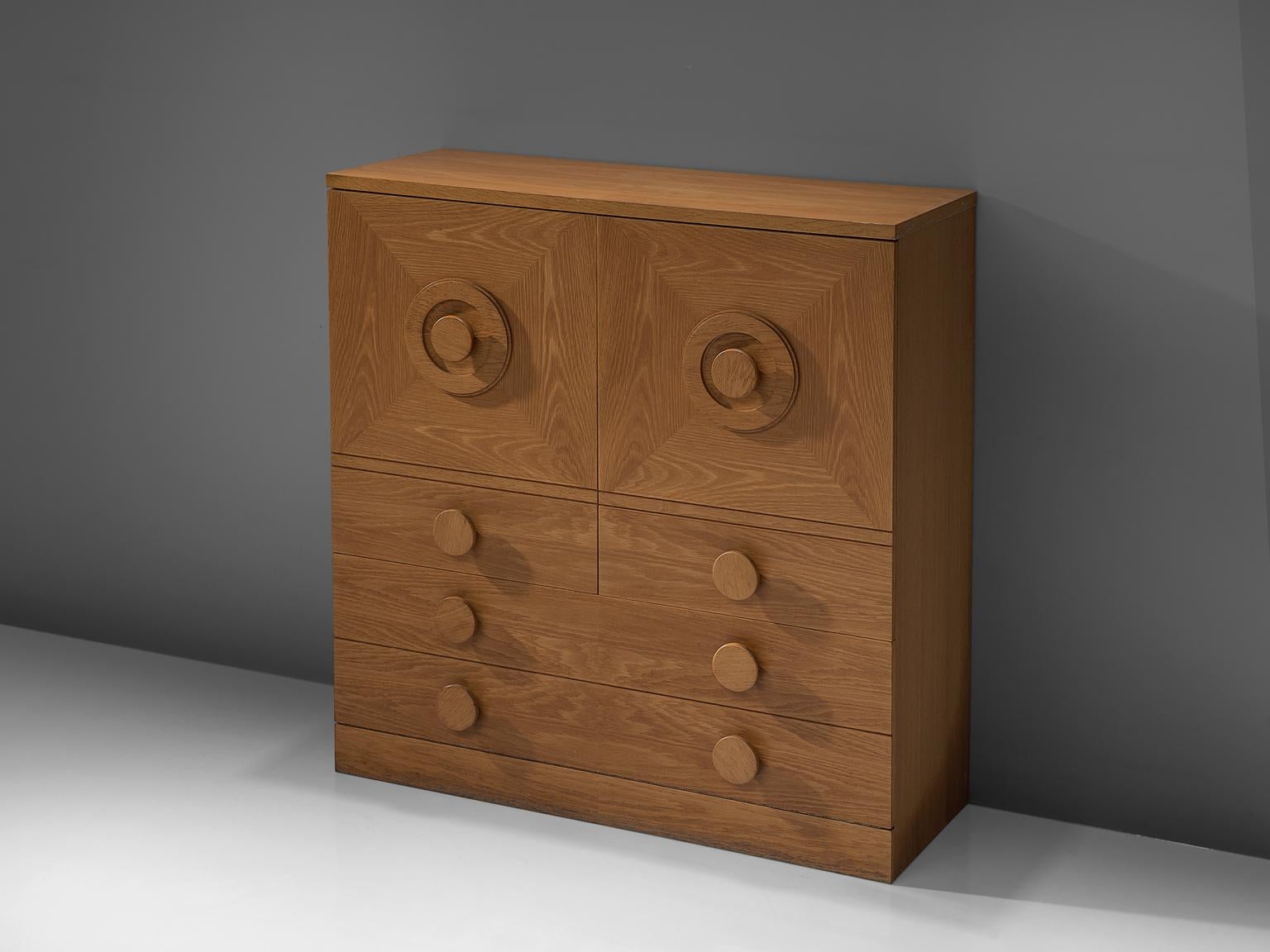 Brutalist highboard, in oak, Europe, 1970s.

Sturdy, yet demure cabinet in oak. This highboard has an imposing character which is emphasized by its base. In contrast to other Brutalist credenza's this item does not have graphical patterns on the