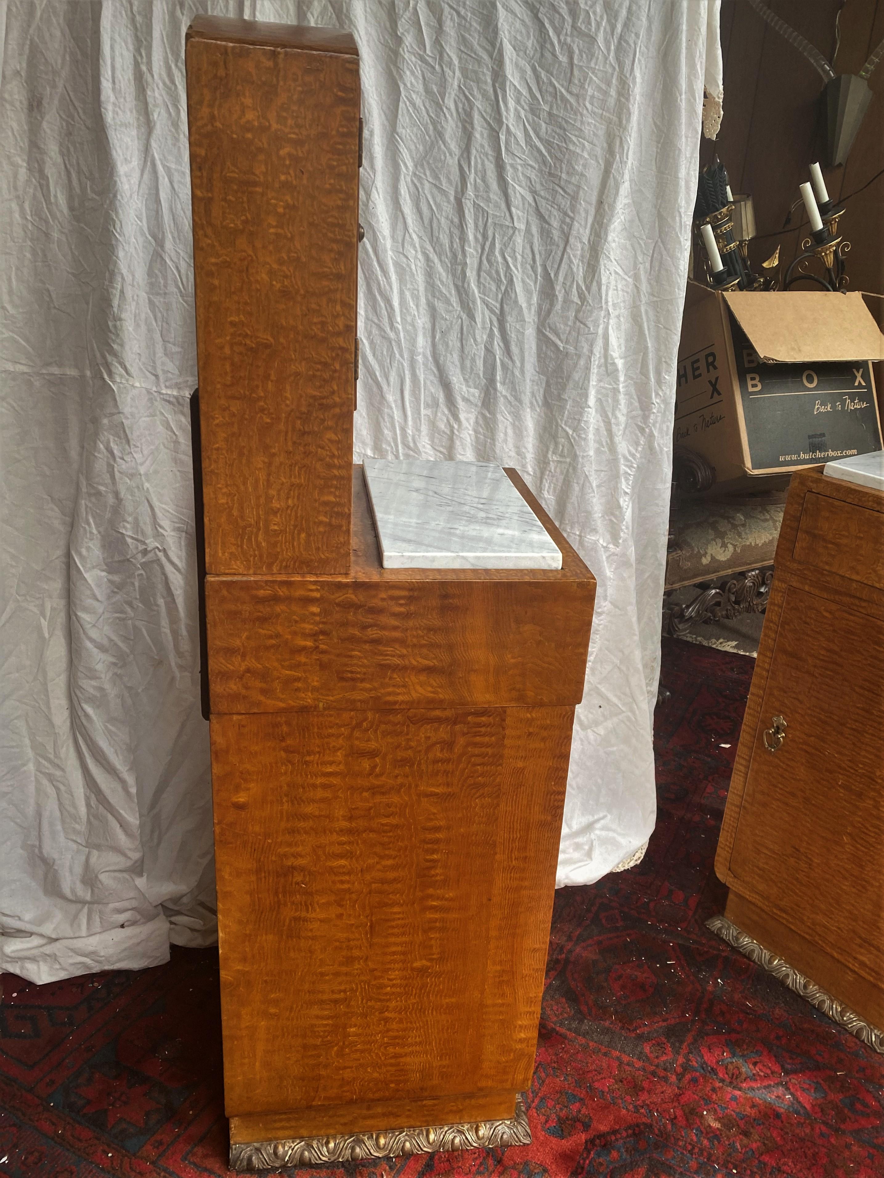 Petits meubles de rangement européens en placage de bois ronceux avec plateau en marbre - une paire en vente 4