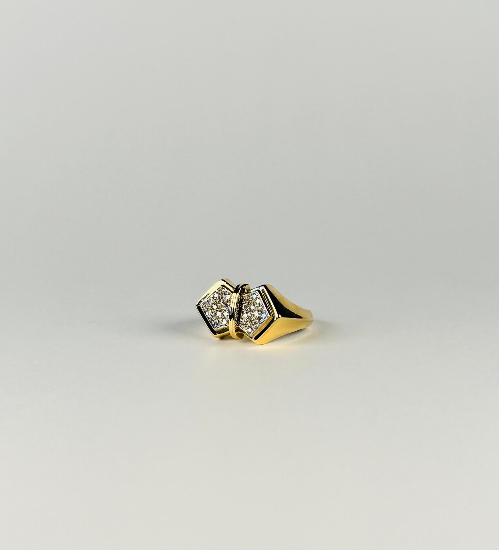 Cette bague papillon présente un design et un style exquis et est réalisée avec un savoir-faire artisanal absolu. Son design captivant met en valeur 28 diamants de taille unique. Cette bague d'origine italienne est en or jaune 18 carats. La