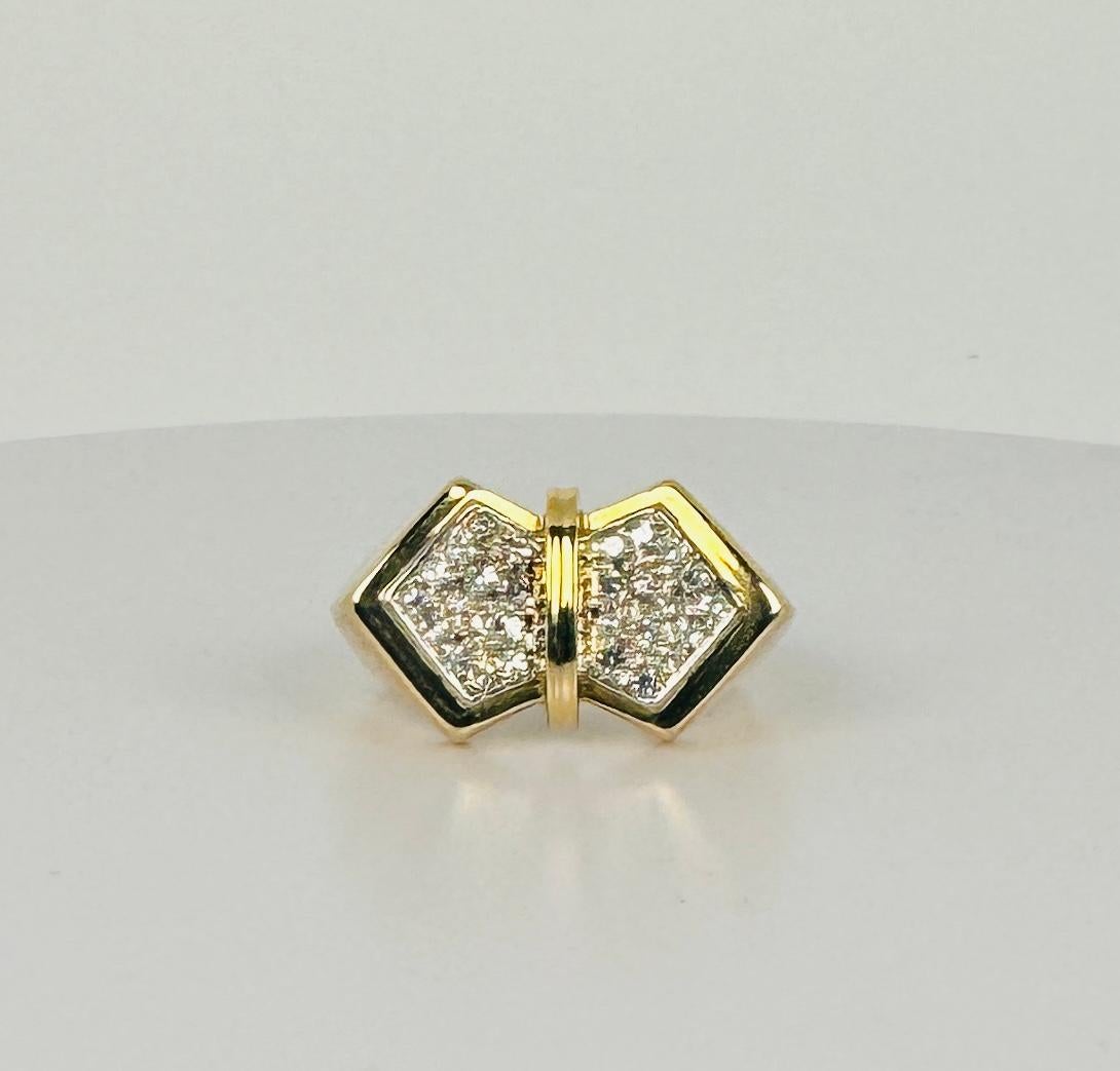 Werten Sie Ihre Schmucksammlung mit diesem außergewöhnlichen, gebrauchten italienischen Schmetterlingsring aus luxuriösem 18-karätigem Gelbgold auf. Dieses bezaubernde Stück zeigt 28 sorgfältig gefasste Diamanten im Einzelschliff, von denen jeder