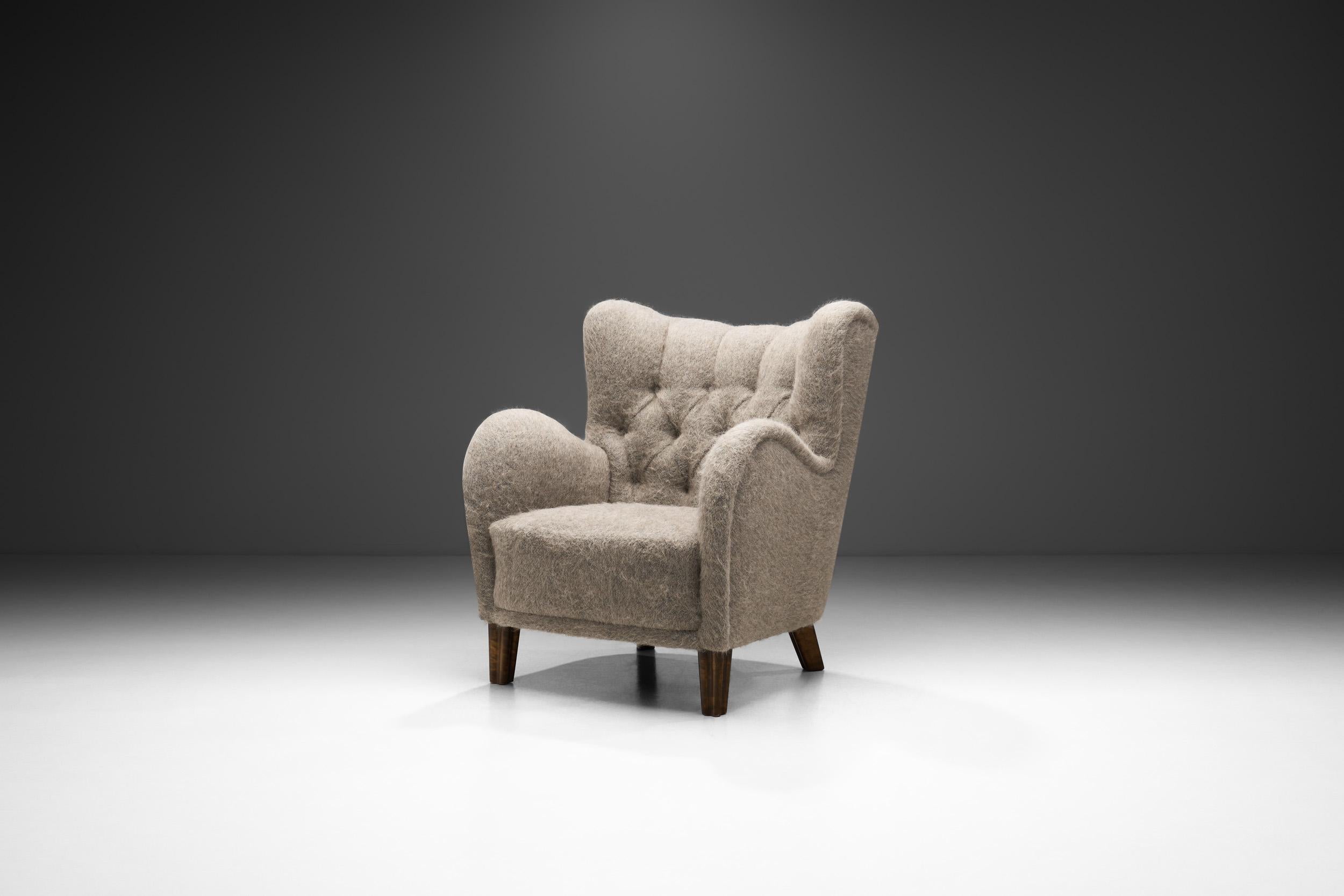 Ce magnifique fauteuil d'ébéniste européen rappelle l'apogée du design moderne du milieu du siècle sur le continent. Les ébénistes ont ouvert la voie à la conception de meubles dans les années 1950, en combinant l'inspiration apportée par les
