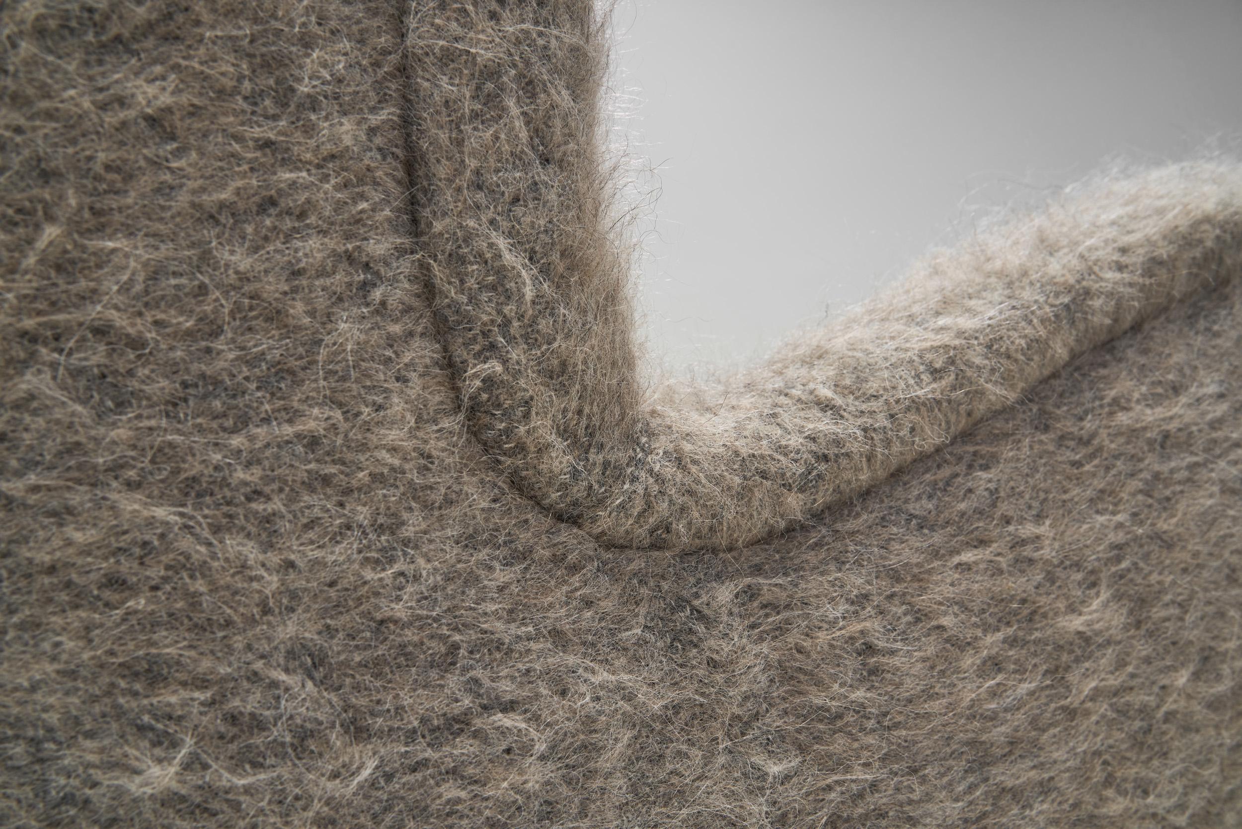 Fauteuil d'ébéniste européen tapissé de laine, Europe vers 1950 en vente 2