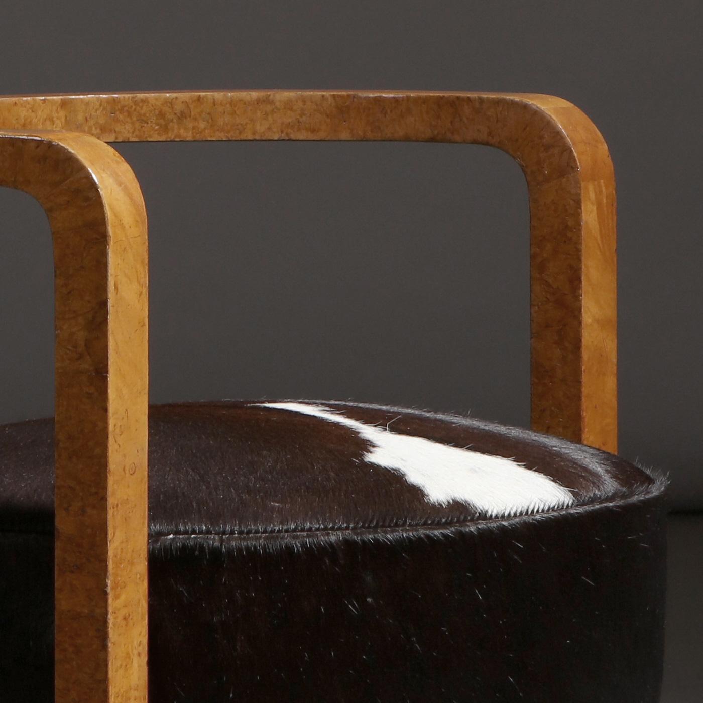 European Cabinetmaker Round Tripod Stool in Wood and Cowhide, 1940s In Good Condition For Sale In Prague, New Town