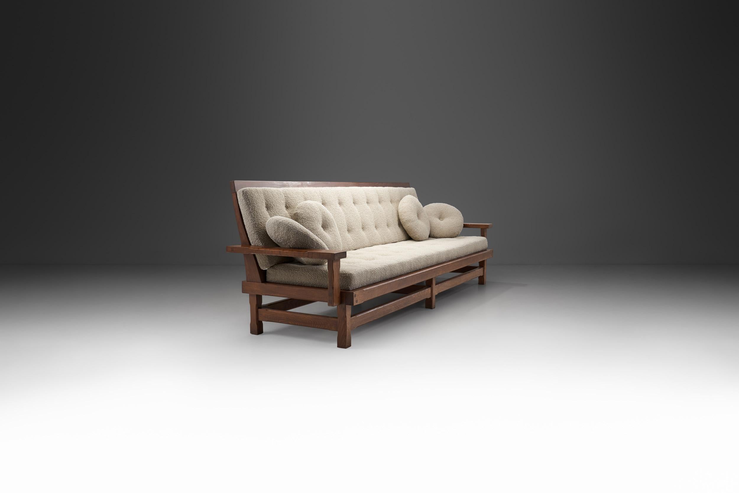 Dreisitzer-Sofa mit Bouclé-Kissen, Europa ca. 1950er Jahre (Moderne der Mitte des Jahrhunderts) im Angebot