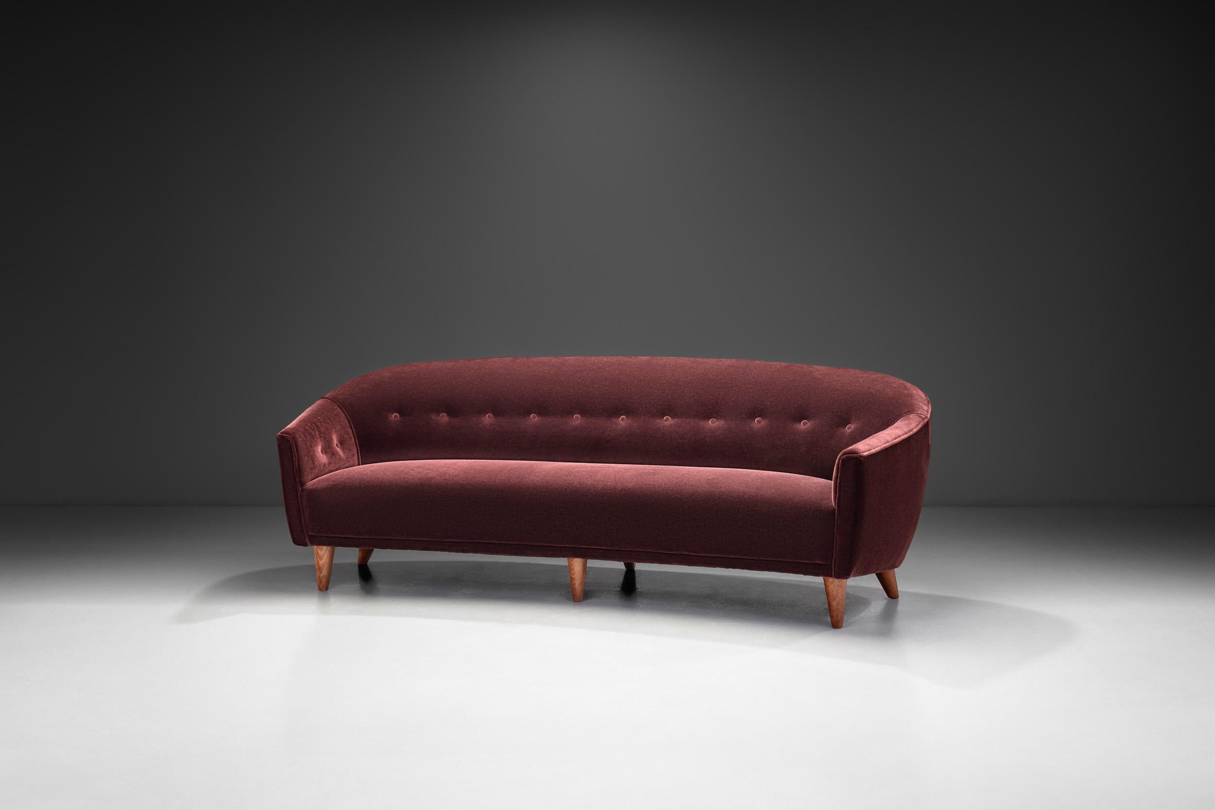 Questo divano a tre posti della metà del secolo scorso è un pezzo senza tempo. Nel mondo dell'interior design, pochi mobili catturano l'immaginazione come il divano moderno della metà del secolo scorso. Questo divano in particolare, con la sua