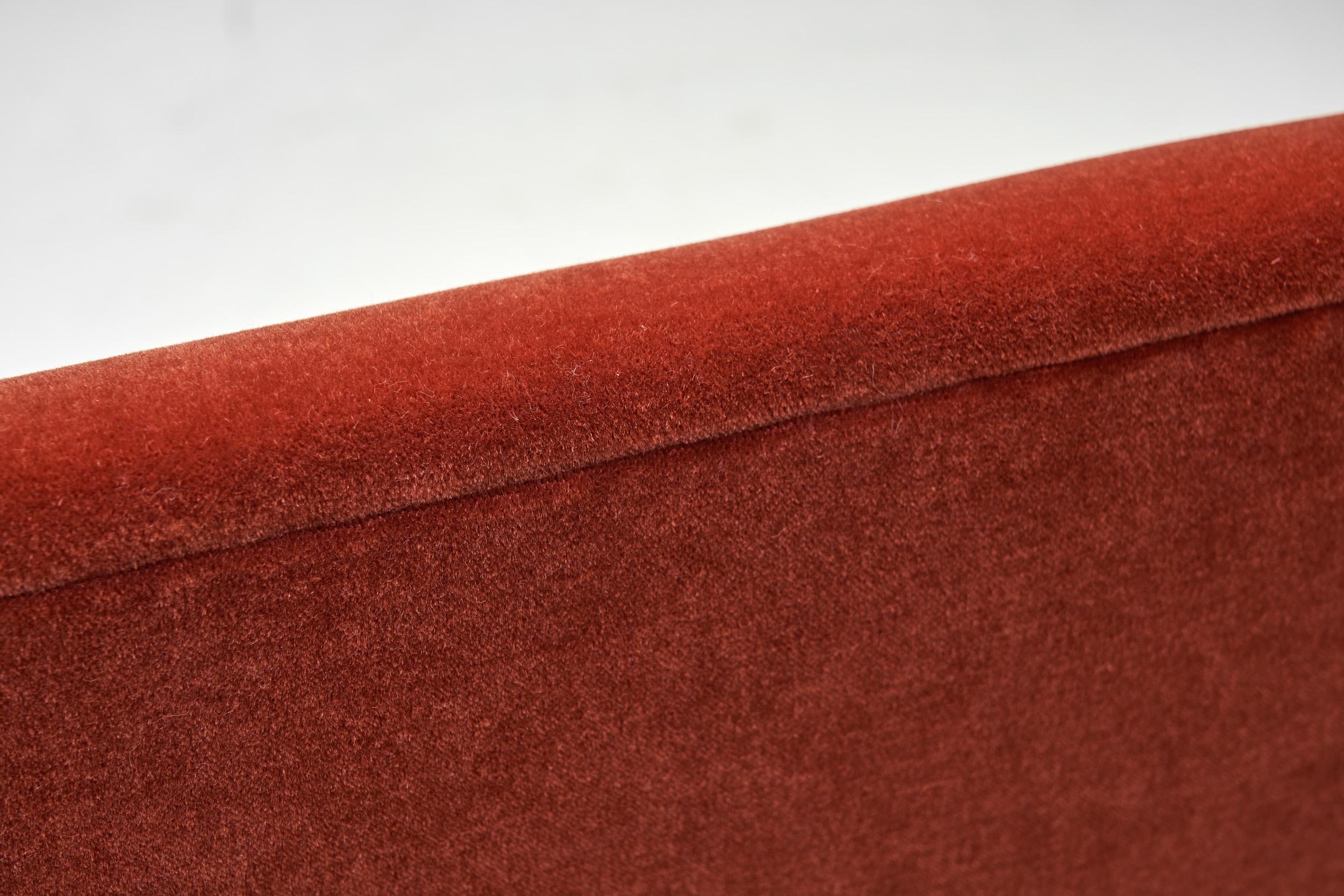 Canapé deux places d'ébéniste européen en mohair rouge, Europe des années 1940 en vente 3