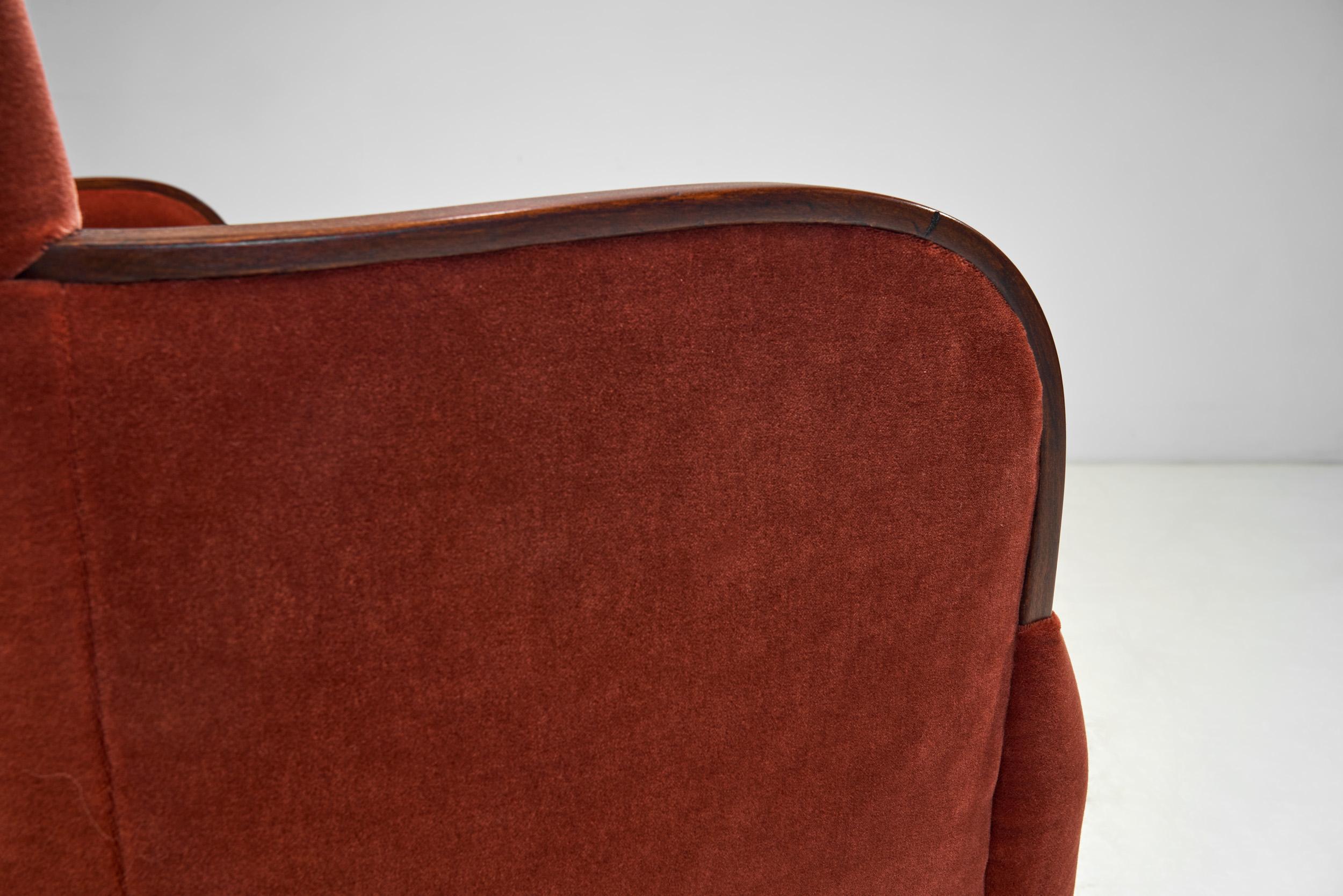 Canapé deux places d'ébéniste européen en mohair rouge, Europe des années 1940 en vente 4