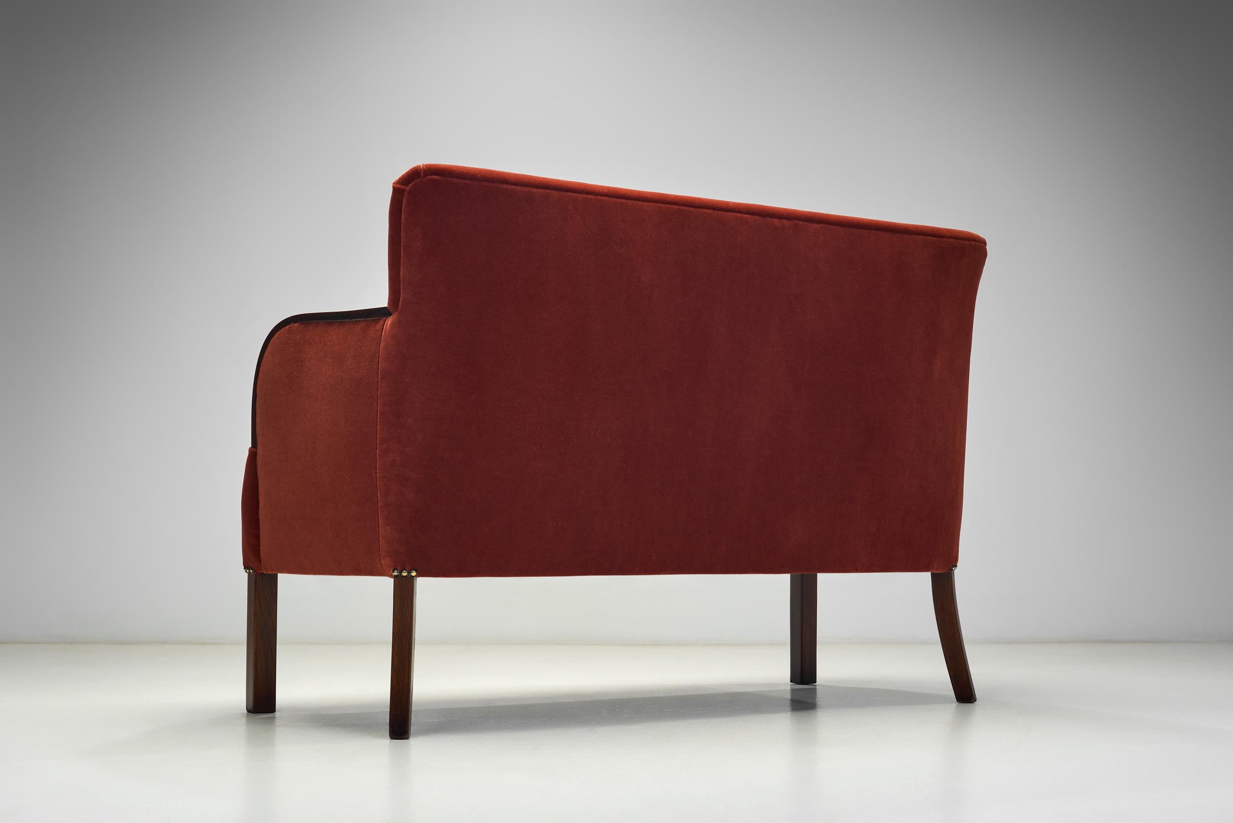Canapé deux places d'ébéniste européen en mohair rouge, Europe des années 1940 en vente 6