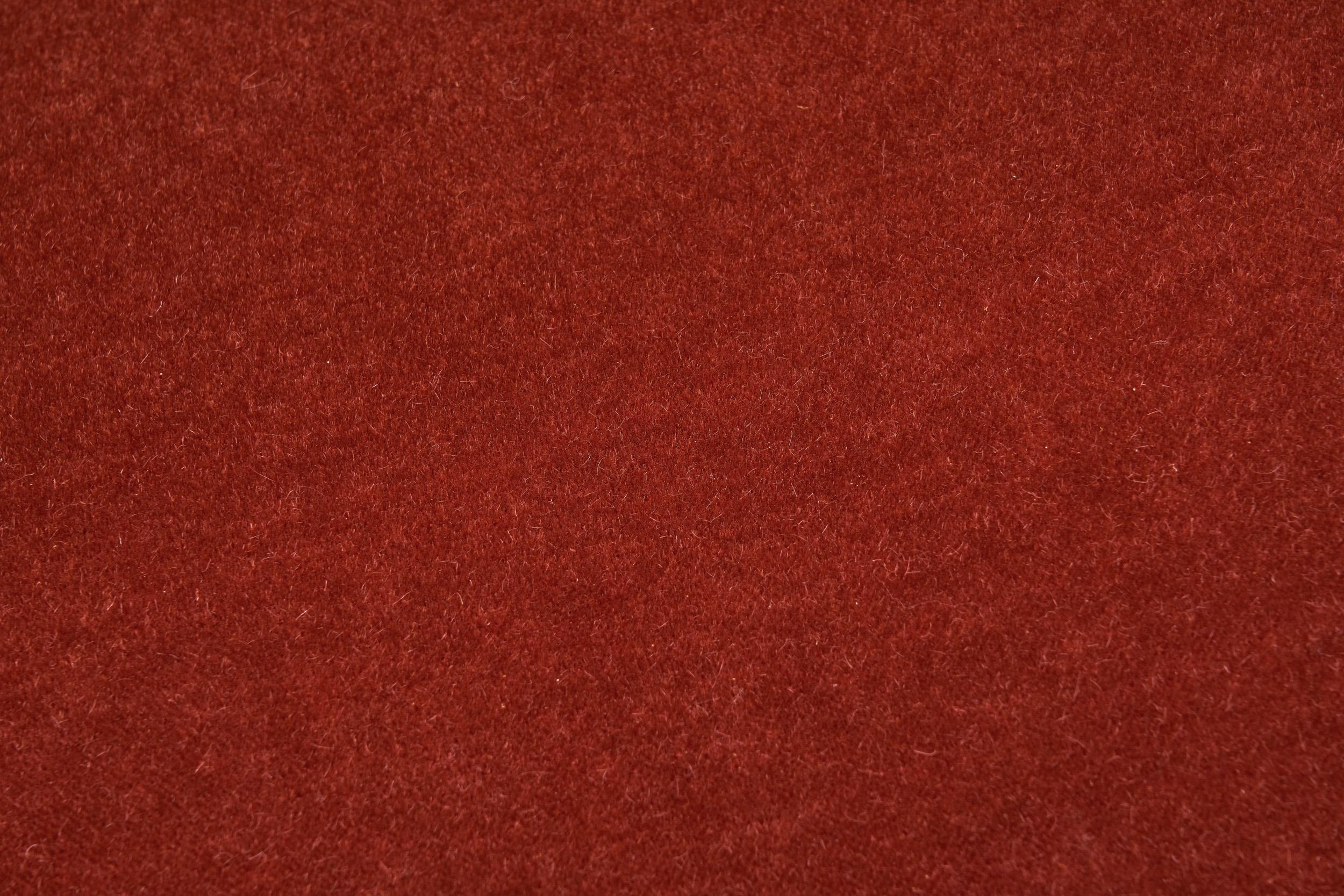 Canapé deux places d'ébéniste européen en mohair rouge, Europe des années 1940 en vente 7