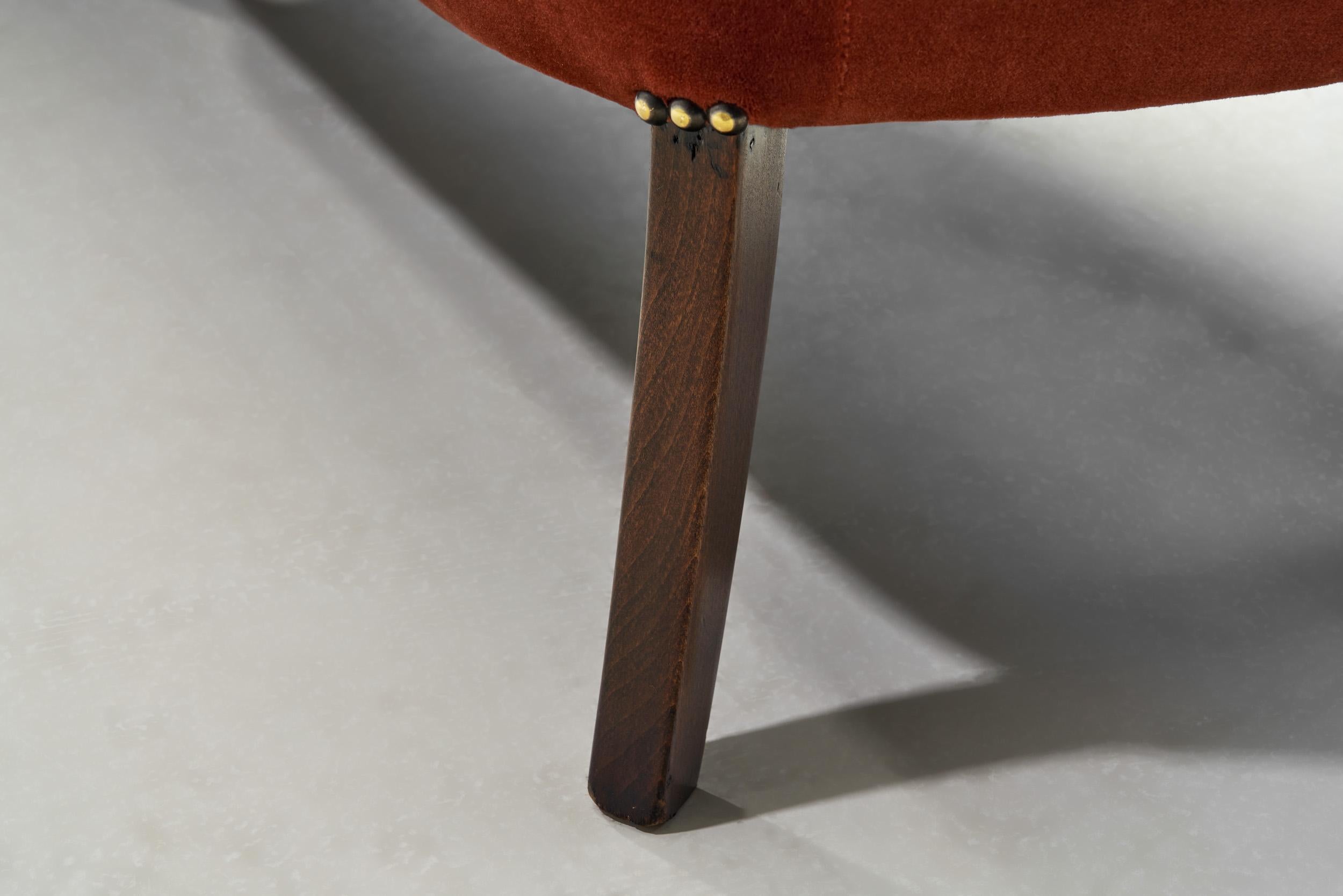 Canapé deux places d'ébéniste européen en mohair rouge, Europe des années 1940 en vente 8