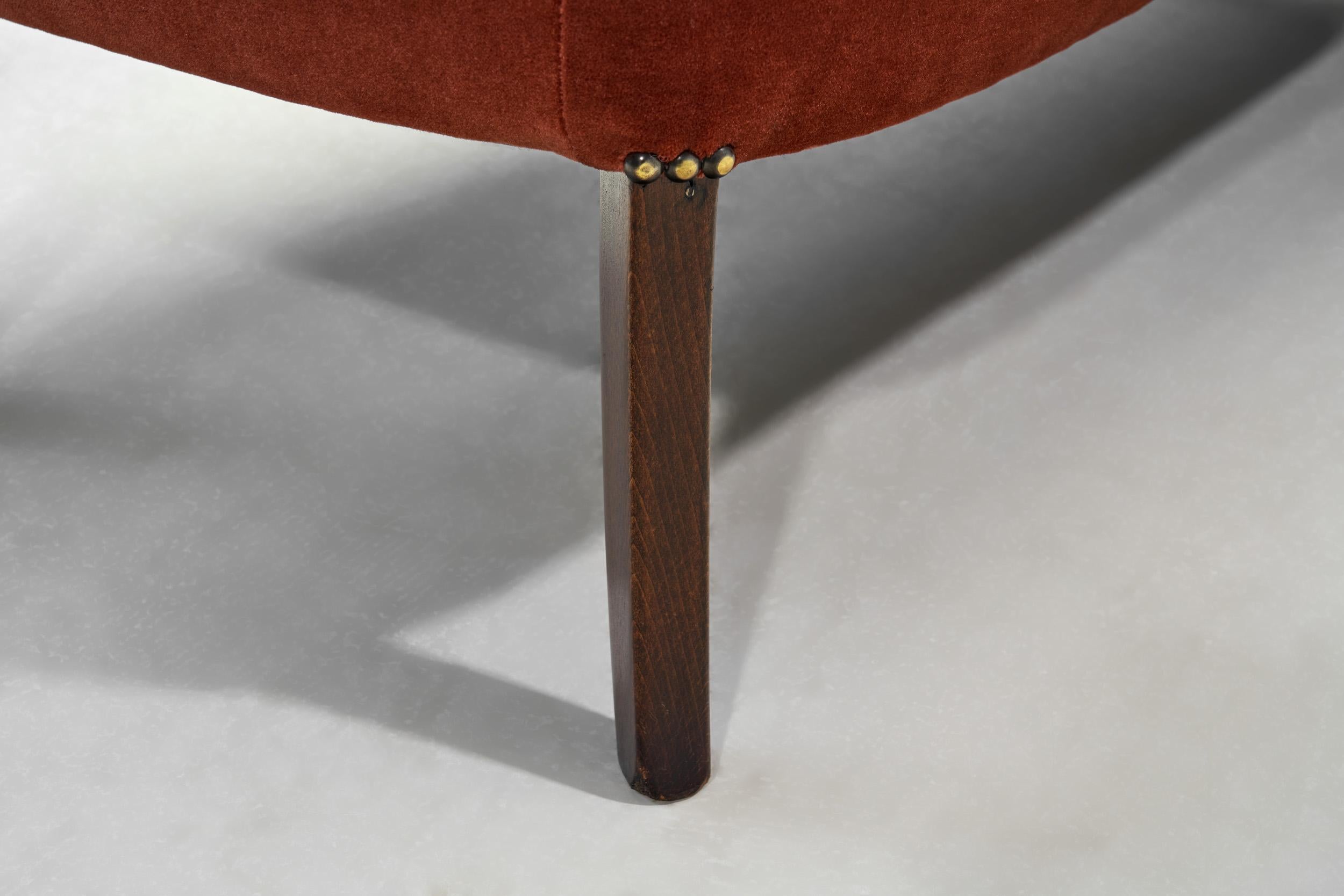 Canapé deux places d'ébéniste européen en mohair rouge, Europe des années 1940 en vente 9