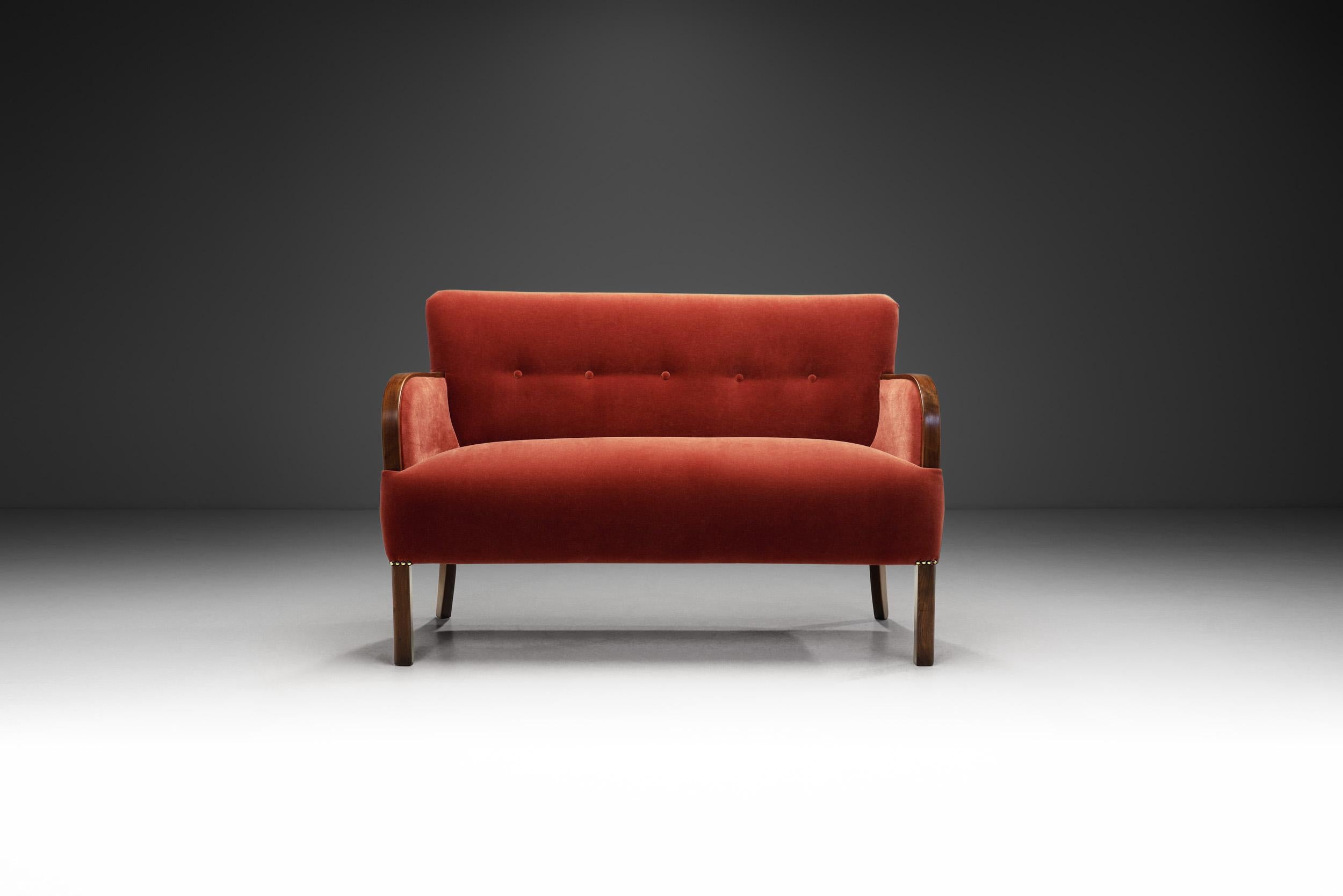 Mid-Century Modern Canapé deux places d'ébéniste européen en mohair rouge, Europe des années 1940 en vente