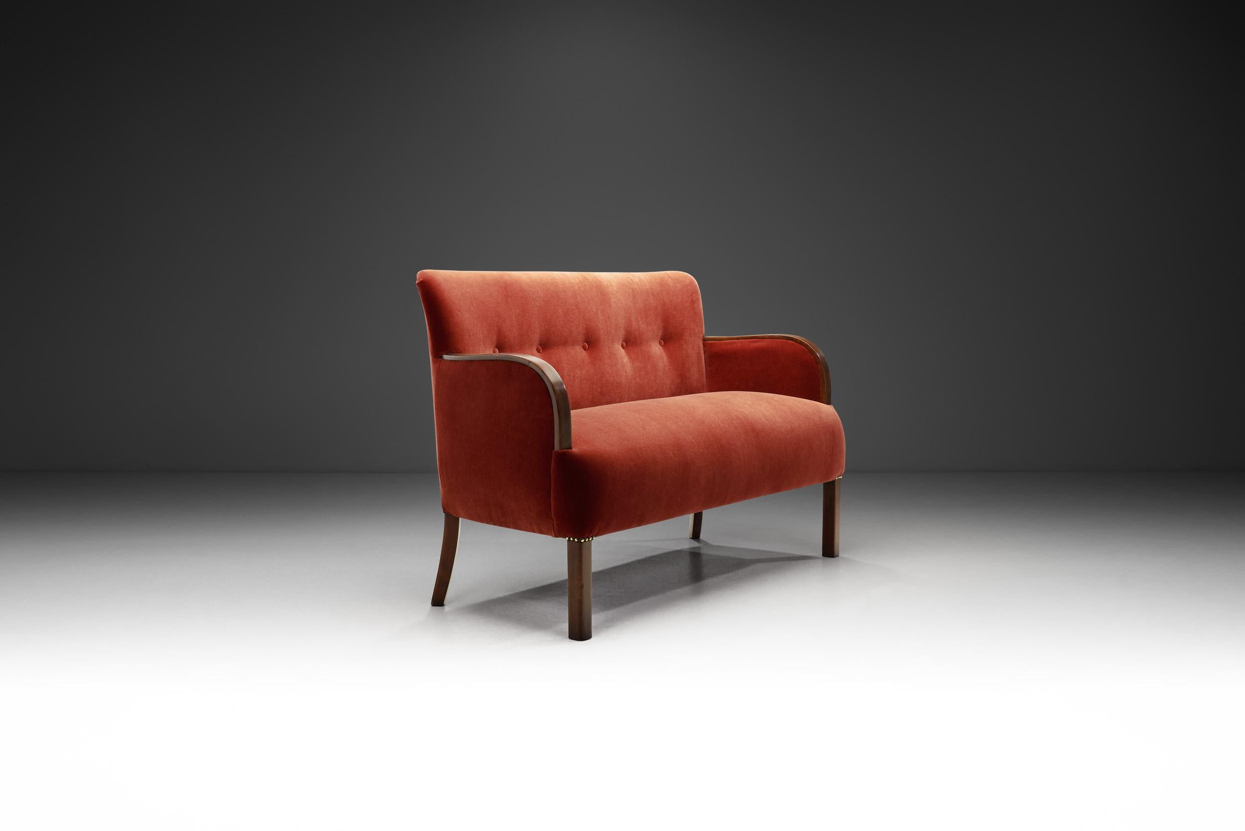 Européen Canapé deux places d'ébéniste européen en mohair rouge, Europe des années 1940 en vente