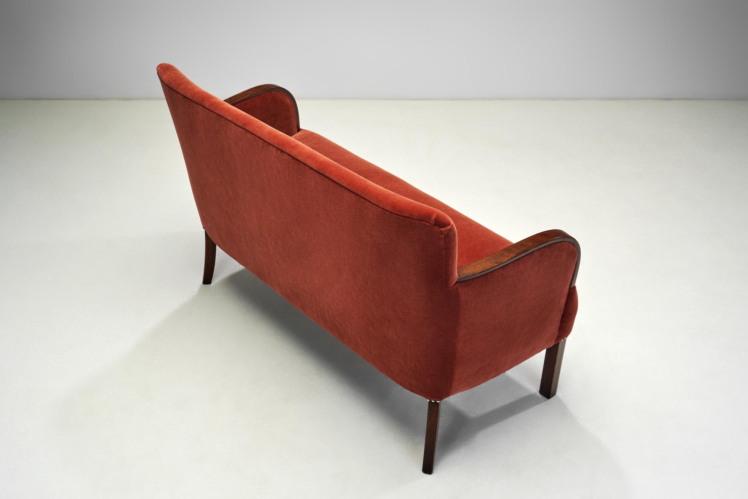 Milieu du XXe siècle Canapé deux places d'ébéniste européen en mohair rouge, Europe des années 1940 en vente