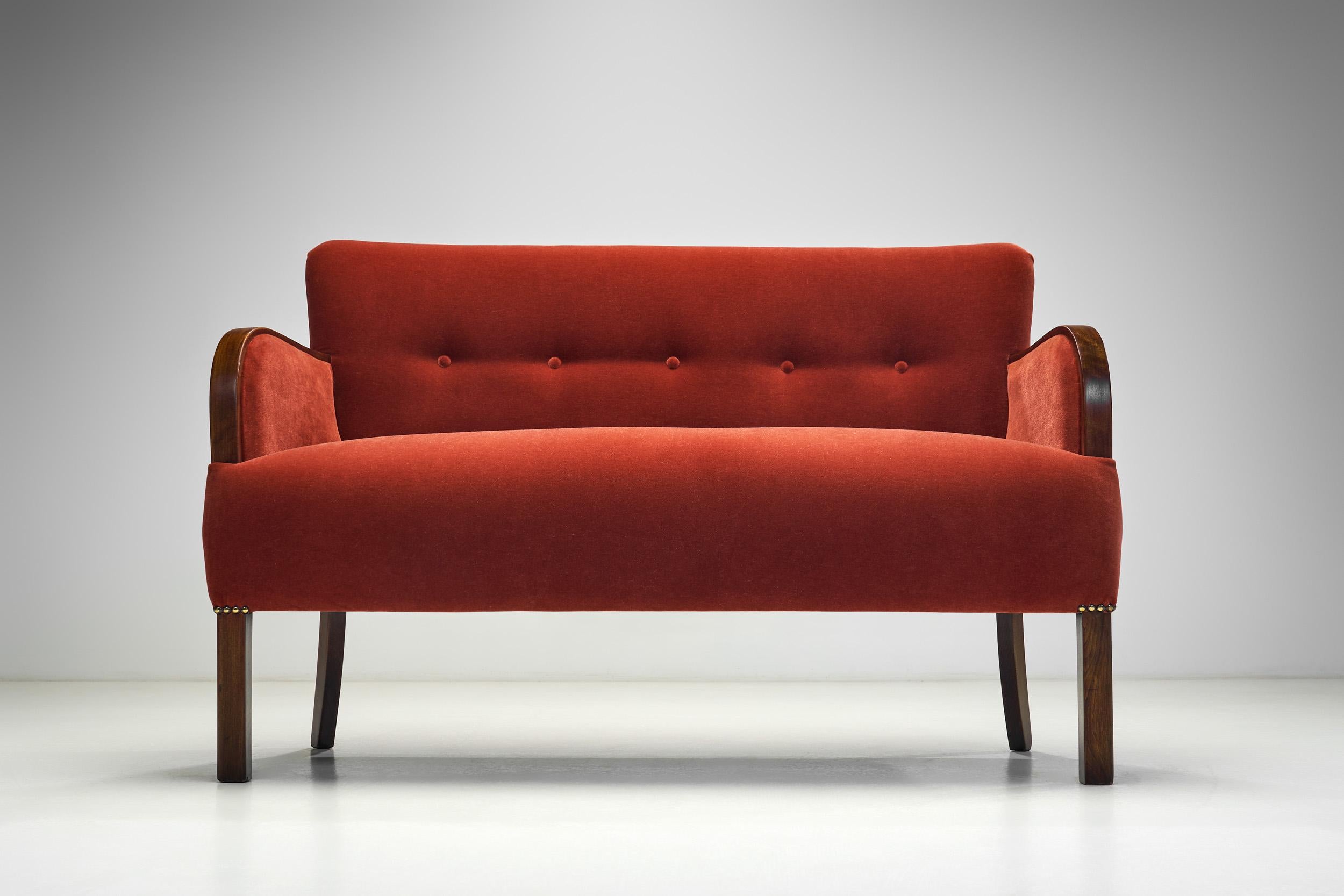 Métal Canapé deux places d'ébéniste européen en mohair rouge, Europe des années 1940 en vente