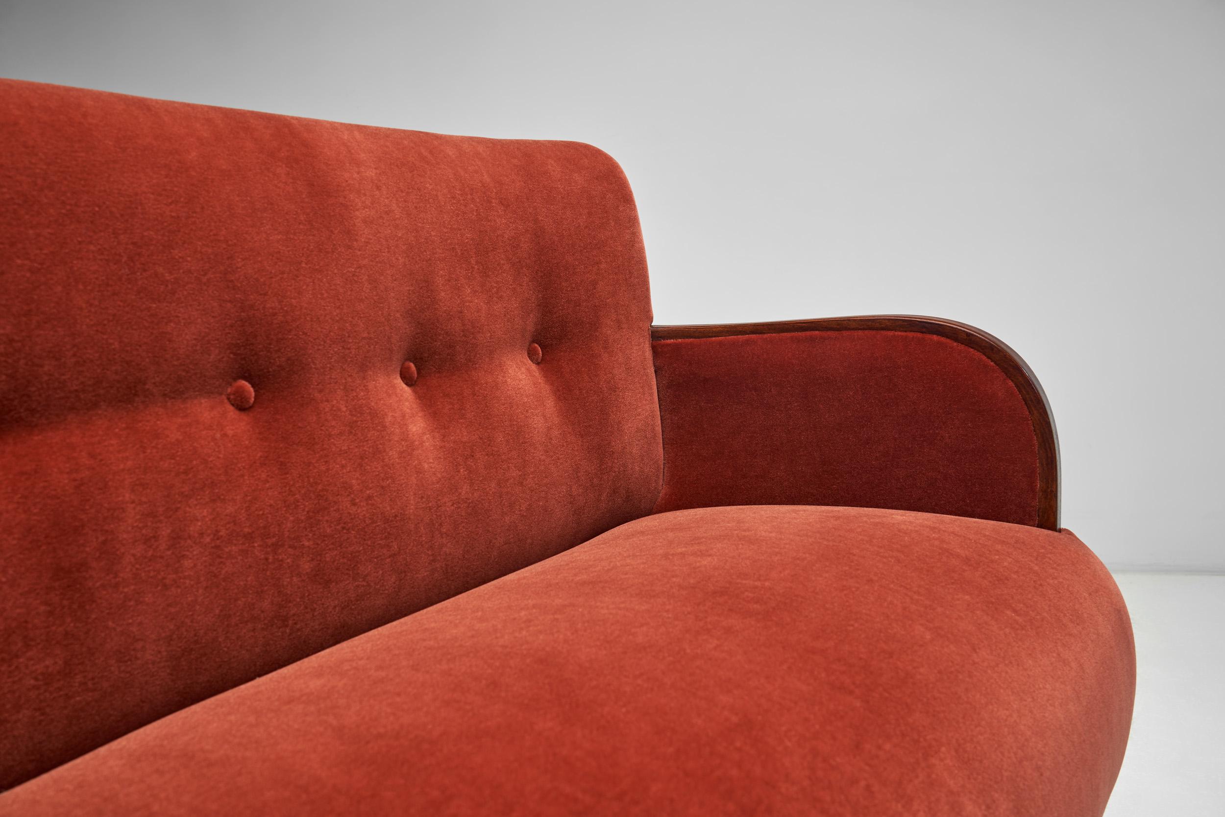 Canapé deux places d'ébéniste européen en mohair rouge, Europe des années 1940 en vente 2