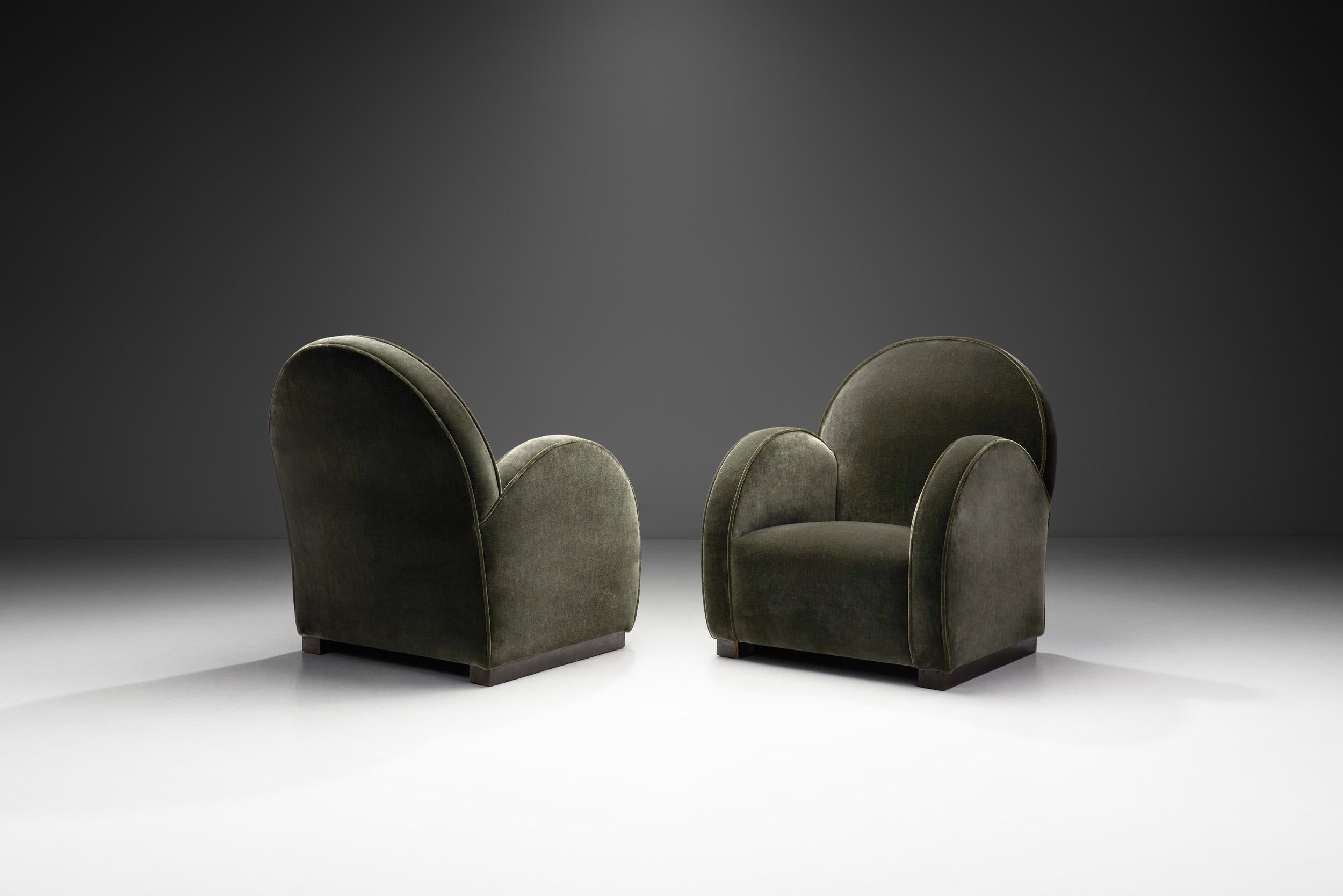 Simplicity, functionality, and elegance - these are the basic aspects of the design of this pair of sophisticated armchairs. The design has a delightful touch of the century’s previous artistic movements merged with the streamlined look of Modernism