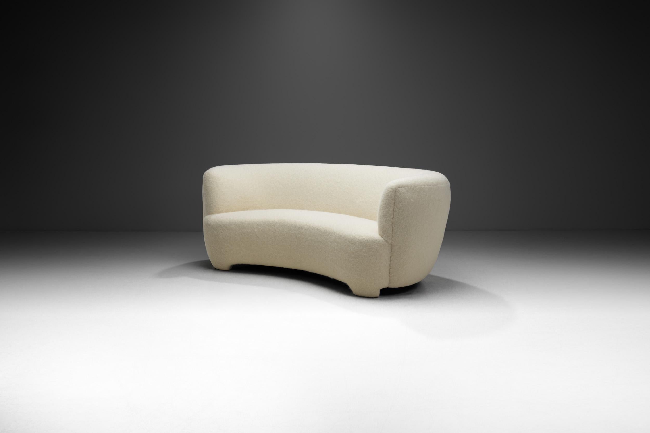 Der moderne Stil der Jahrhundertmitte ist nüchtern und sachlich, genau wie der geradlinige Einrichtungsstil, der sich durch Funktionalität, Leichtigkeit und moderne Einfachheit auszeichnet. Dieses dreisitzige Sofa mit seiner perfekt ausbalancierten