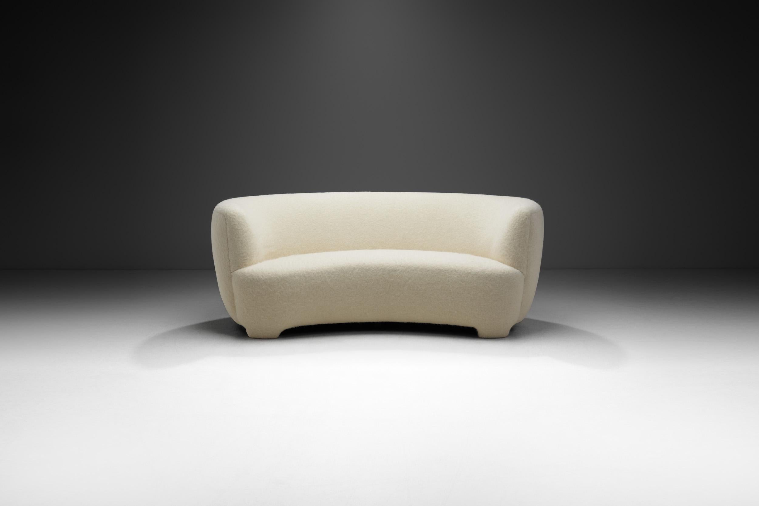 Gepolstertes Dreisitzer-Sofa von europäischem Schreiner, Europa, ca. 1940er Jahre (Moderne der Mitte des Jahrhunderts) im Angebot