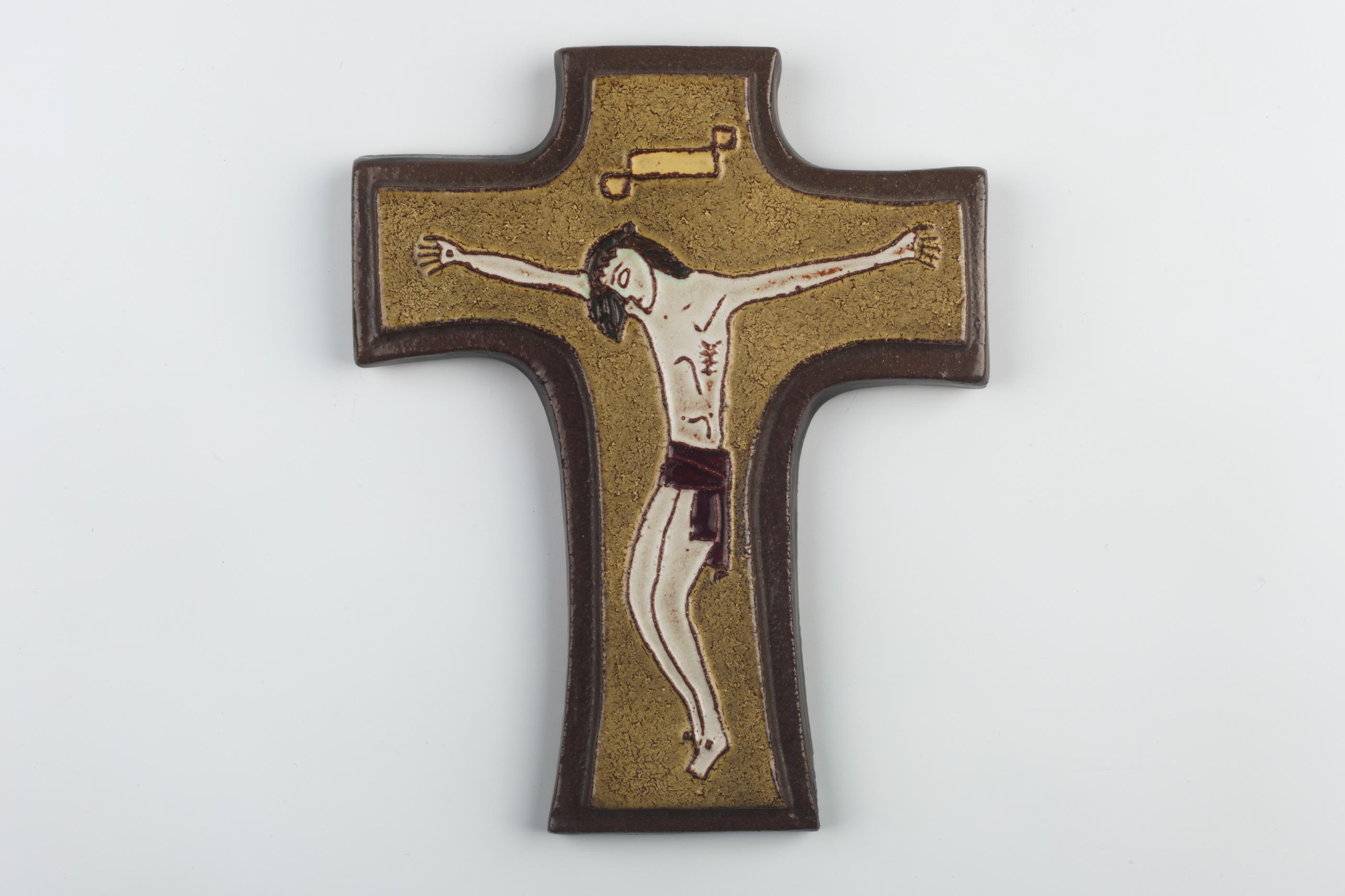Mid-century European crucifix in ceramic, made in the 1960s. Delicate Christ embossed over light and dark brown cross. Very 1920s art deco drawing style.

Dimensions

6 in. H x 4.75 in. W x 0.5 in. D

15 cm H x 12 cm W x 1 cm D

This piece