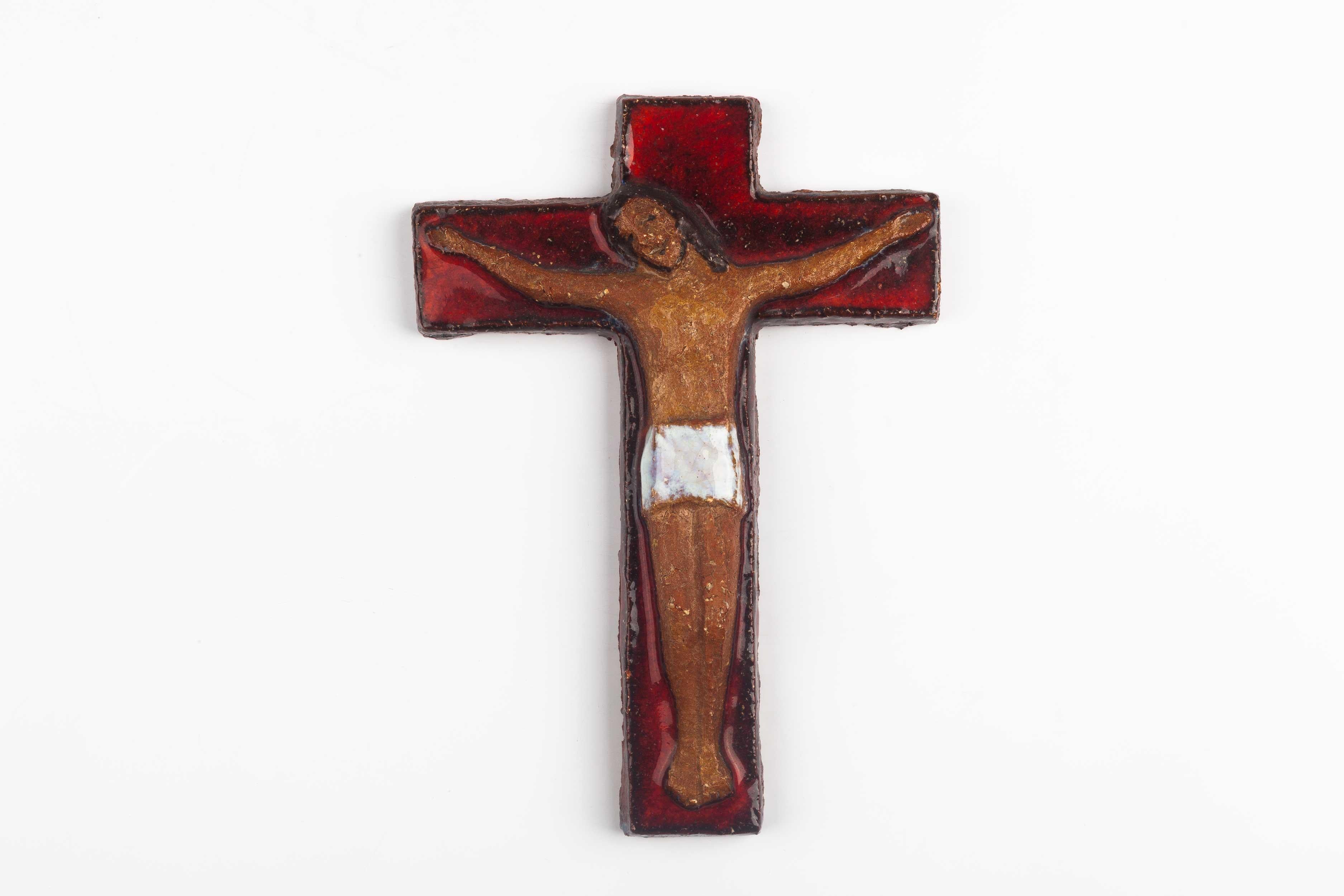 European ceramic wall crucifix with matte brown Christ with white swath over glossy red cross. Christ figure was made with modernist volumes and an original style of pose.

Dimensions

6.38 in. H x 5 in. W x 1 in. D

16 cm H x 13 cm W x 3 cm