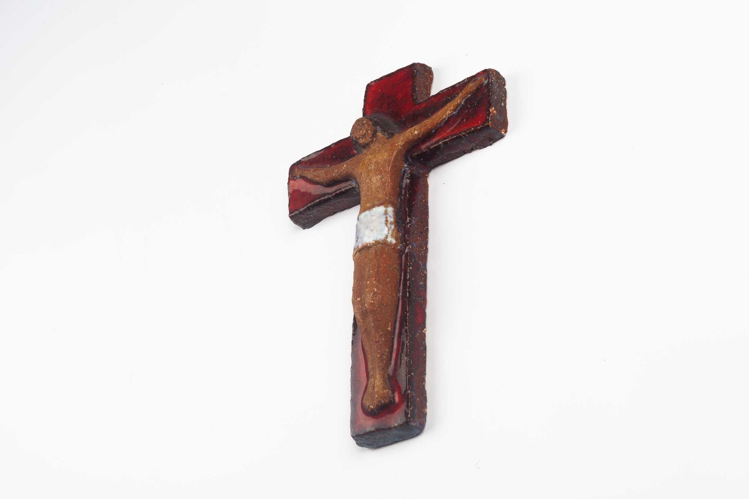 European Ceramic Crucifix, Red, Brown and White, 1960s In Good Condition In Chicago, IL