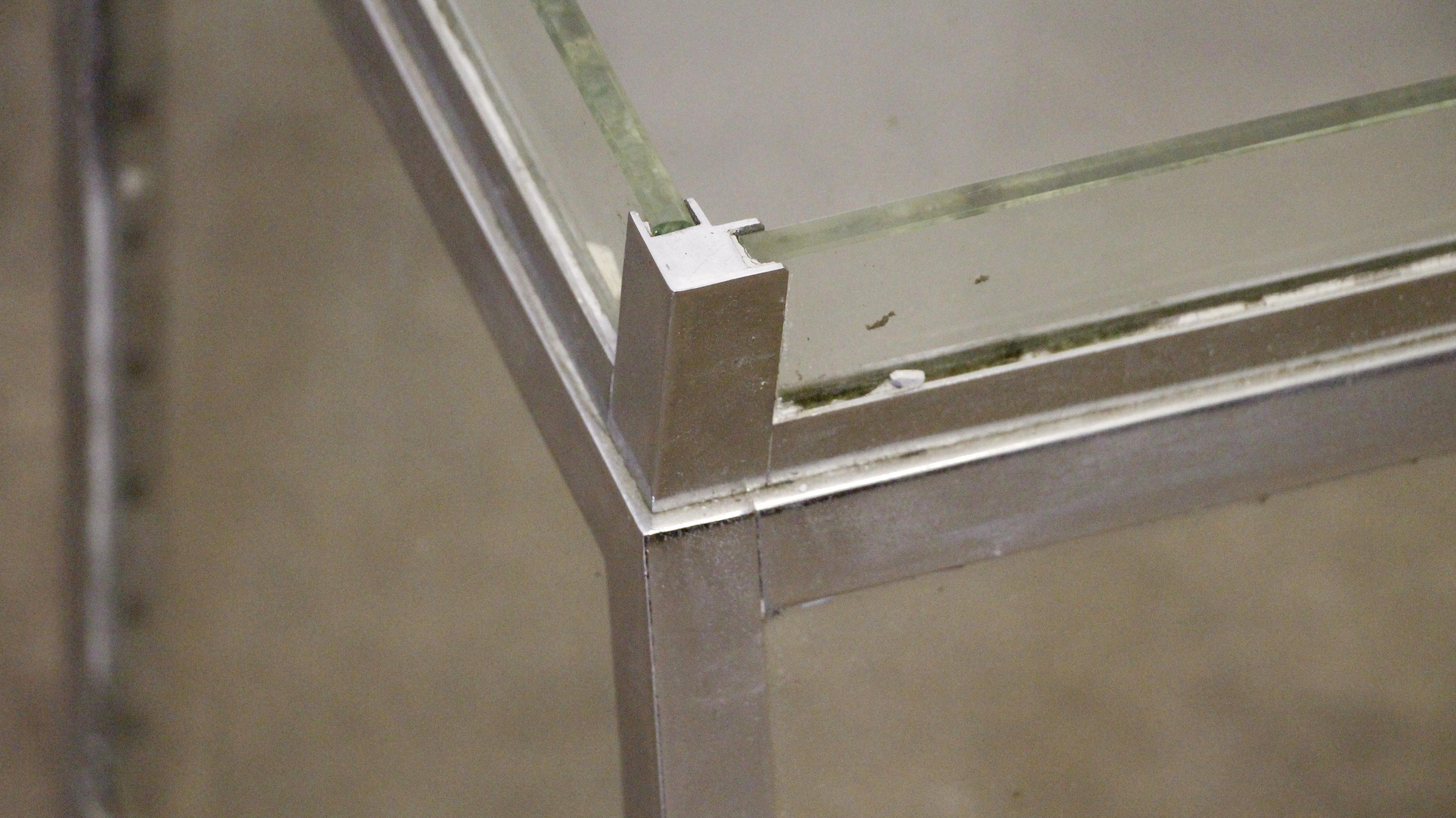 Europäische europäische verchromte Messing-Tischplatte Trapez-Vitrine Klarglas im Zustand „Gut“ in New York, NY
