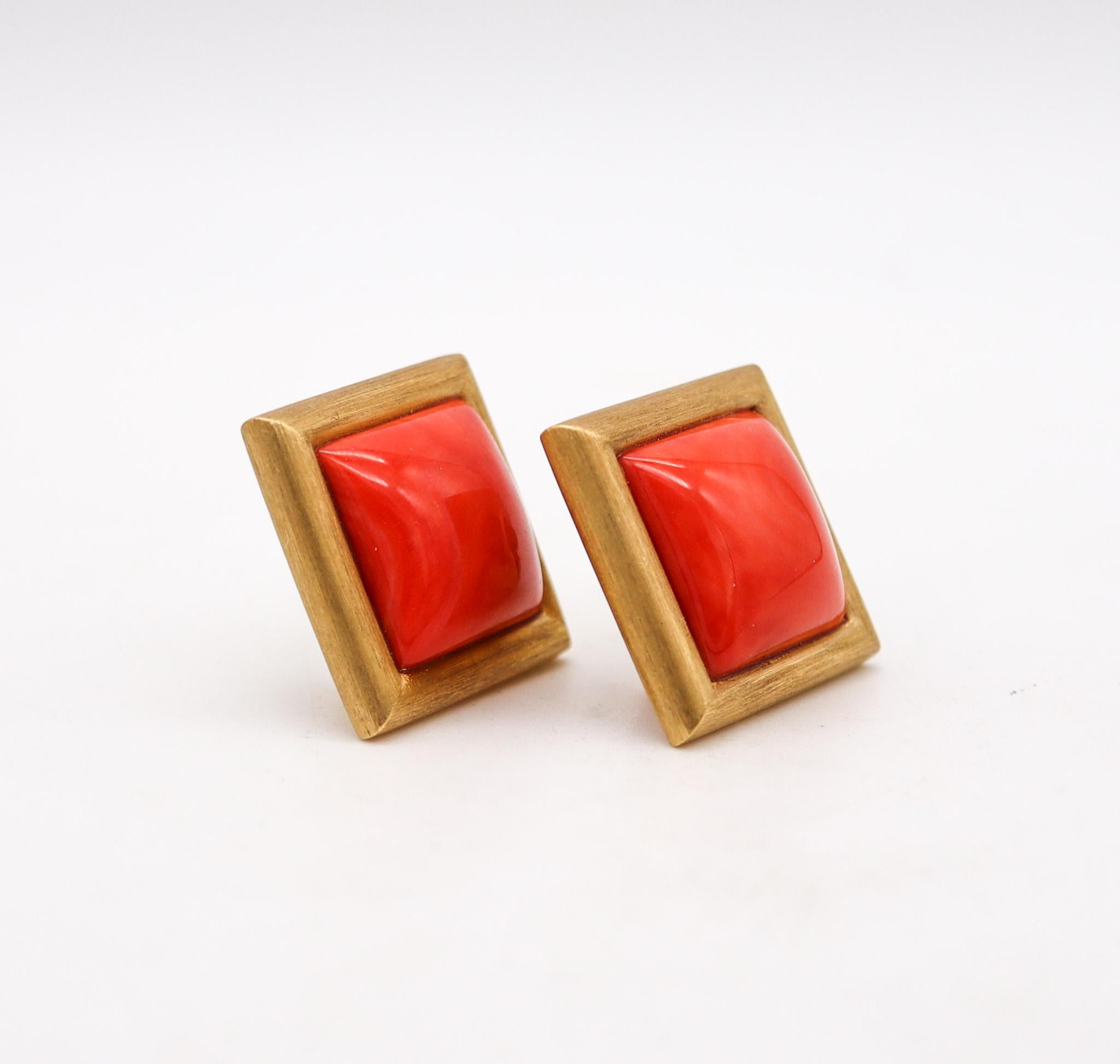 Modernista Orecchini classici europei con clip in oro giallo massiccio 18Kt e cabochon di corallo in vendita
