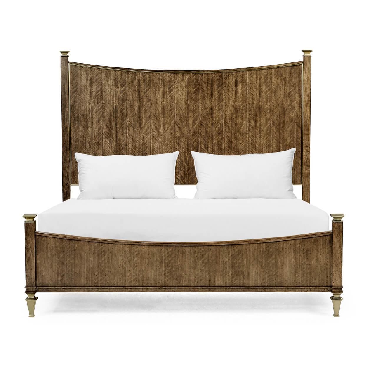 Ein klassisches europäisches Bett aus gevierteltes Nussbaumholz in Kingsize-Größe mit schrägem Kopf- und Fußteil, mit profilierten Kanten und quadratischen, konischen Füßen.

Abmessungen: 82