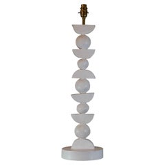 Lampe de table européenne, contemporaine, Silhouette sculpturale, blanche par Margit Wittig
