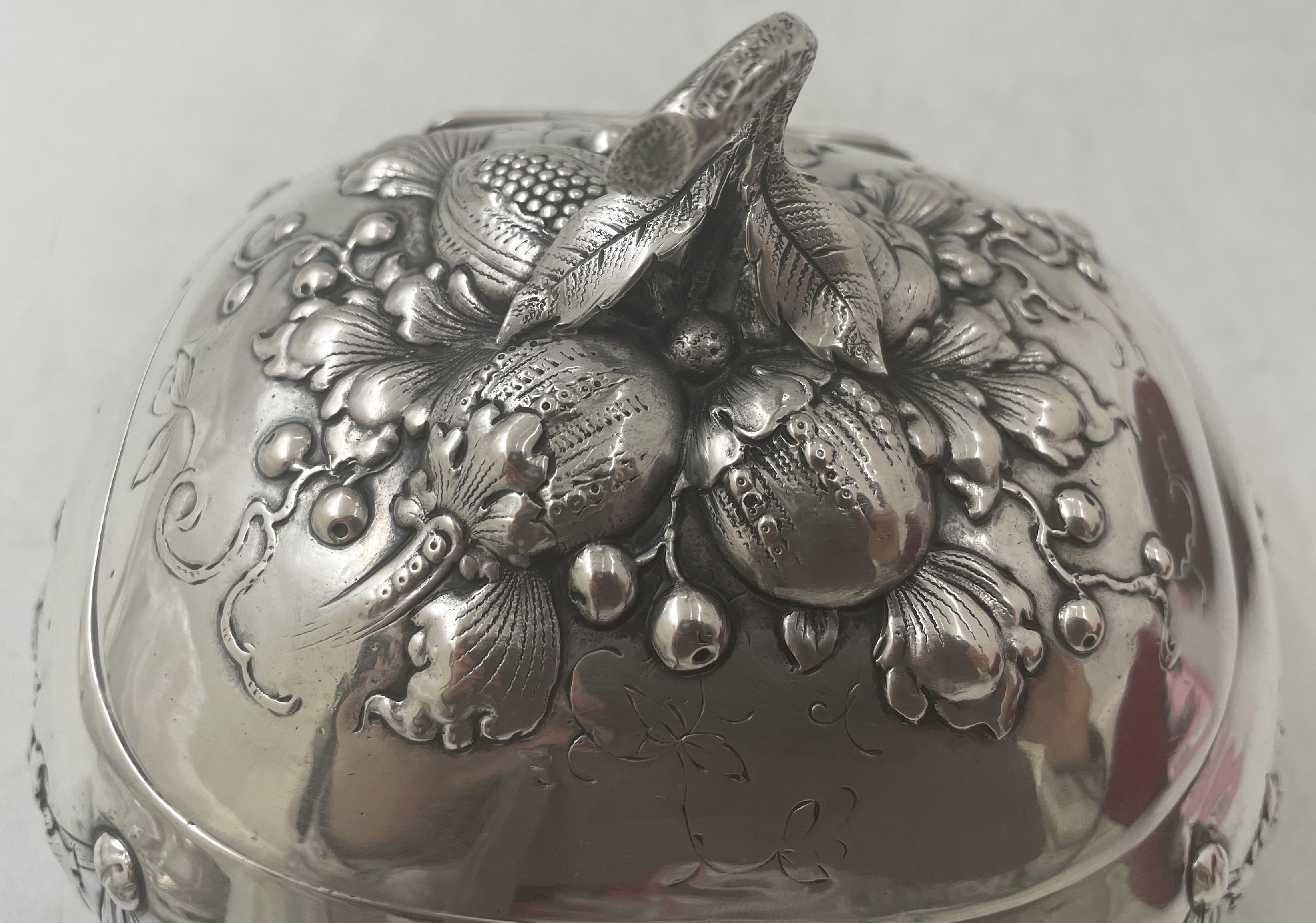 European Continental Silver Etrog Esrog Box from 19th Century In Good Condition For Sale In New York, NY