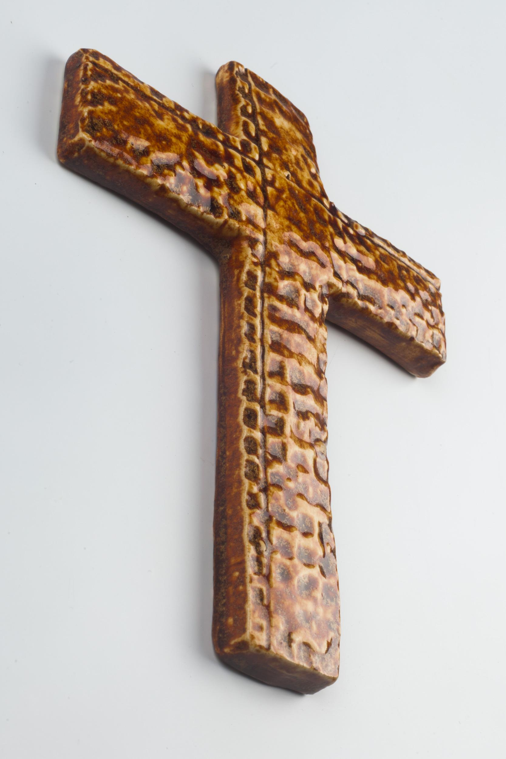 European Crucifix, Brown, Beige Painted Ceramic, 1960s In Good Condition In Chicago, IL
