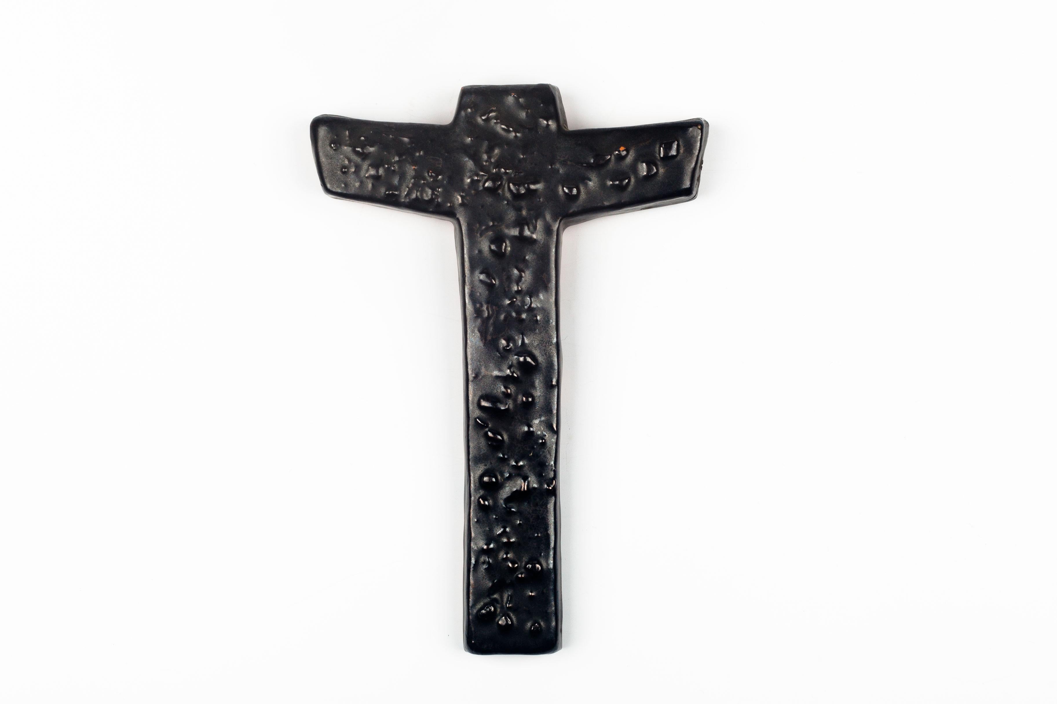 Crucifix in slightly metallic glazed black ceramic with texture. Handmade made in Belgium in the 1970s. Chip top front right and left. See photo. 

Dimensions

H 6 in. x W 4.13 in. x D 0.5 in.

H 15.24 cm x W 10.5 cm x D 1.27 cm

This piece