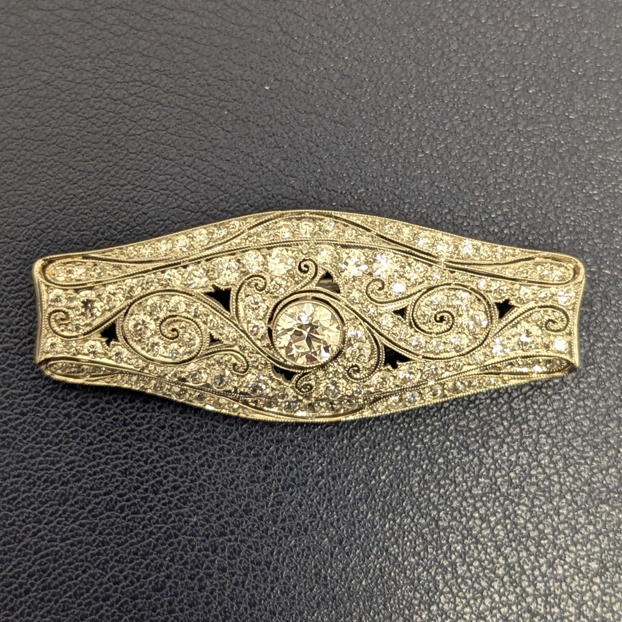 Diese Brosche besteht aus einem zentralen Diamanten im alten europäischen Schliff mit einem Gewicht von ca. 0,50 Karat und umliegenden alten europäischen Diamanten und Diamanten im Einzelschliff mit einem Gewicht von ca. 2,00 Karat. 