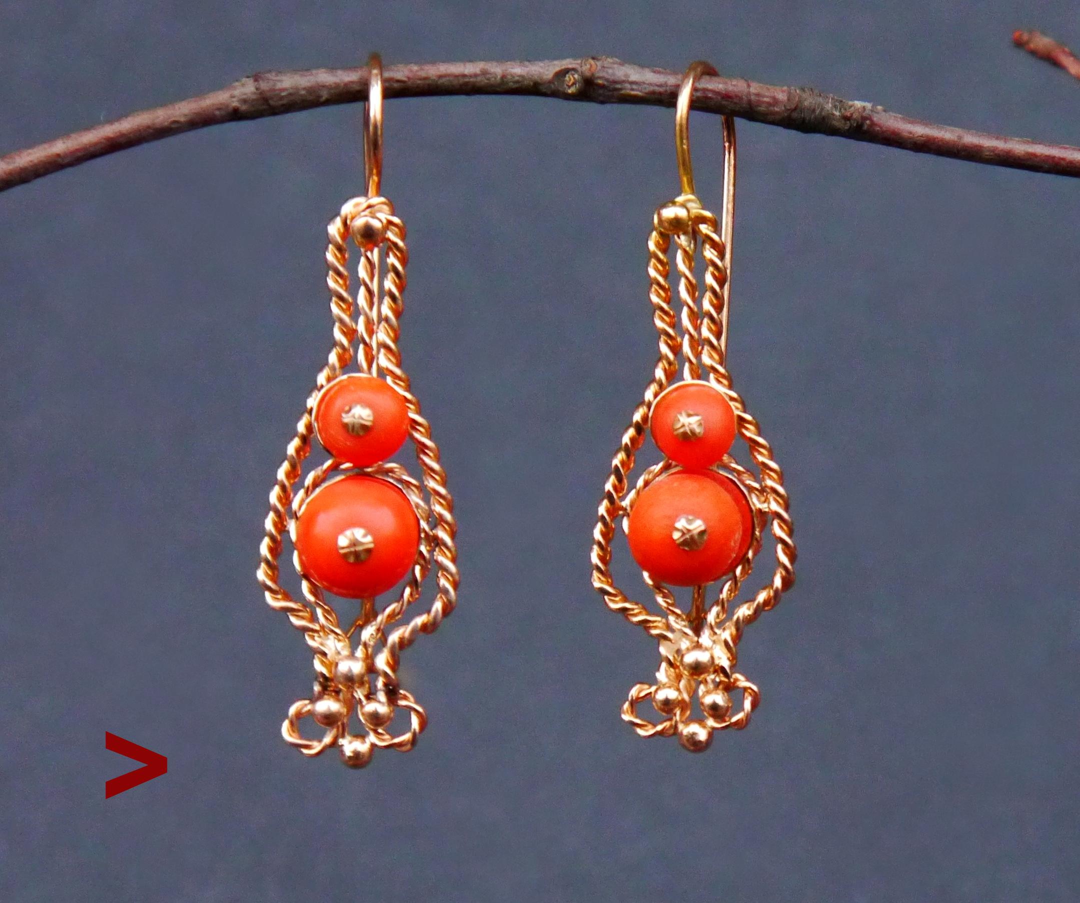 Un par de colgantes más grandes en oro naranja macizo de 14 quilates con engaste de coral precioso rojo natural / sin tratar.

Ca. 1950s-1960s , sin sellos, metal probado sólido 14 K Oro tono Naranja.

Cada pendiente mide 53 mm de largo x 15 mm de