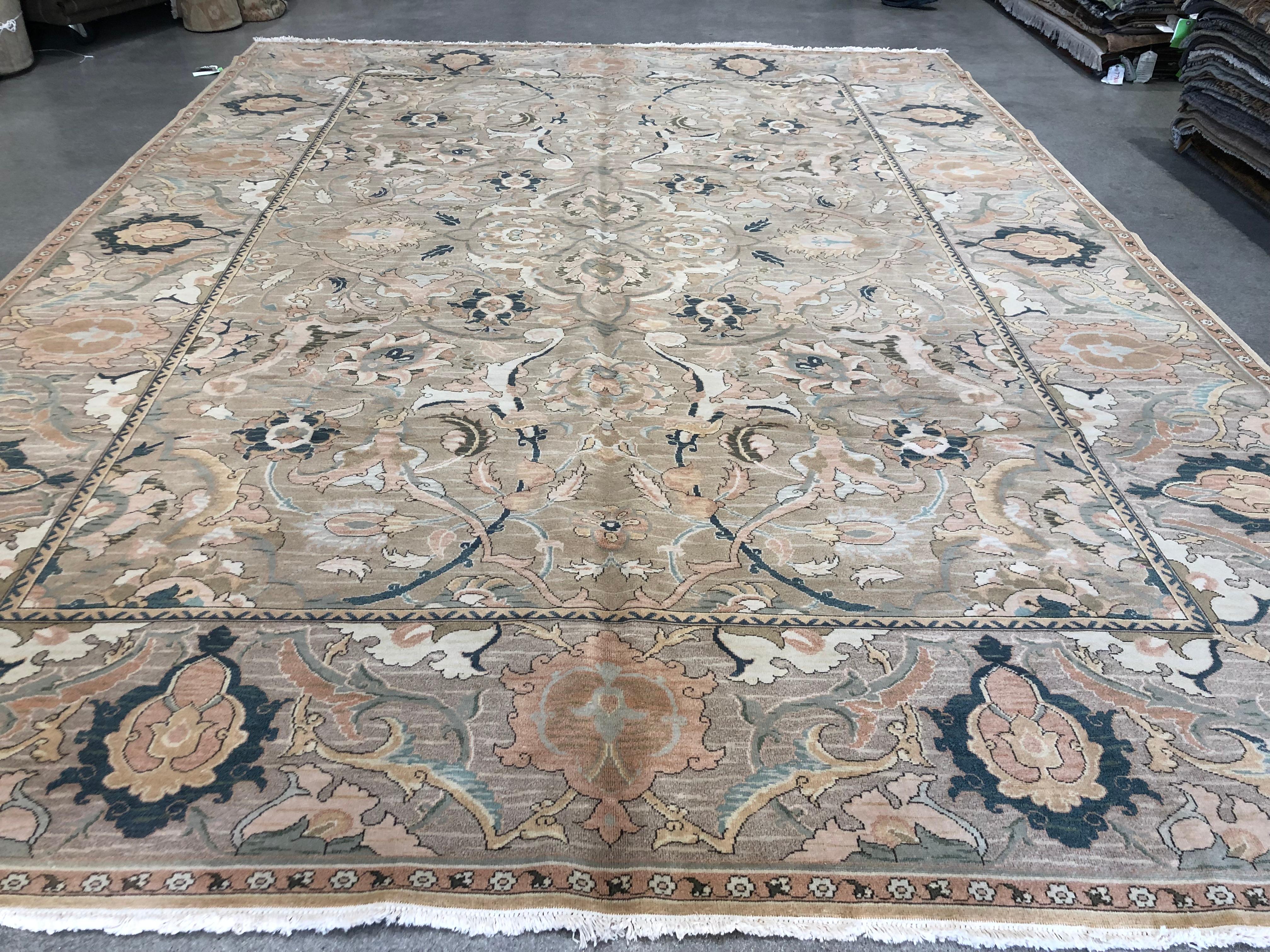 Stile tradizionale con colori contemporanei. Il pannello centrale e la cornice del bordo con un'audace fantasia floreale assumono un aspetto aggiornato grazie ai ricchi colori terziari su uno sfondo grigio/taupe. Le sfumature di verde acqua,