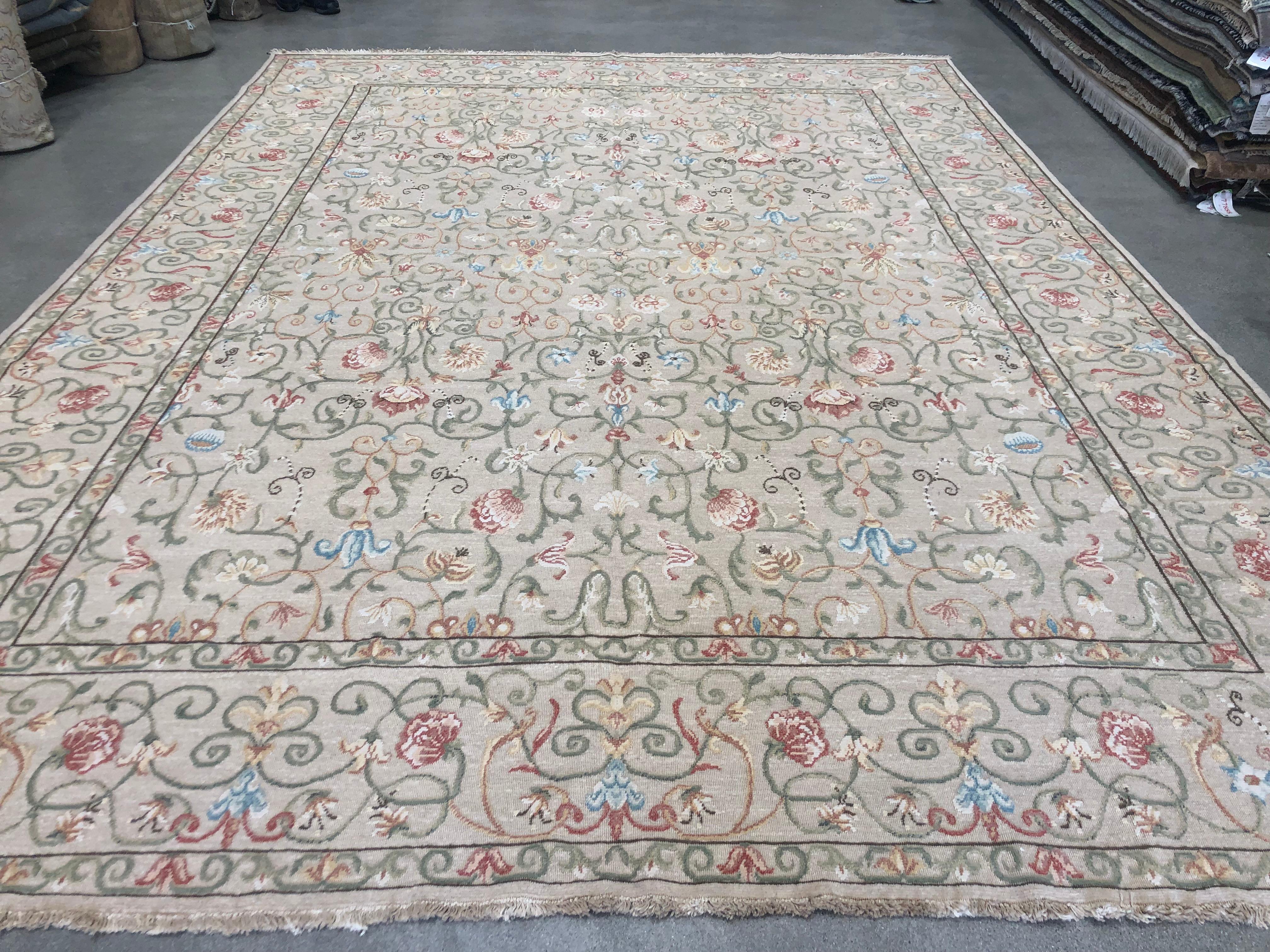 Le motif floral complexe de ce tapis de la collection European Design témoigne d'un savoir-faire de haute qualité
Des nuances vives de vert, de rouge, de bleu, d'or et d'ivoire se détachent sur un fond beige dans une pièce qui combine l'élégance