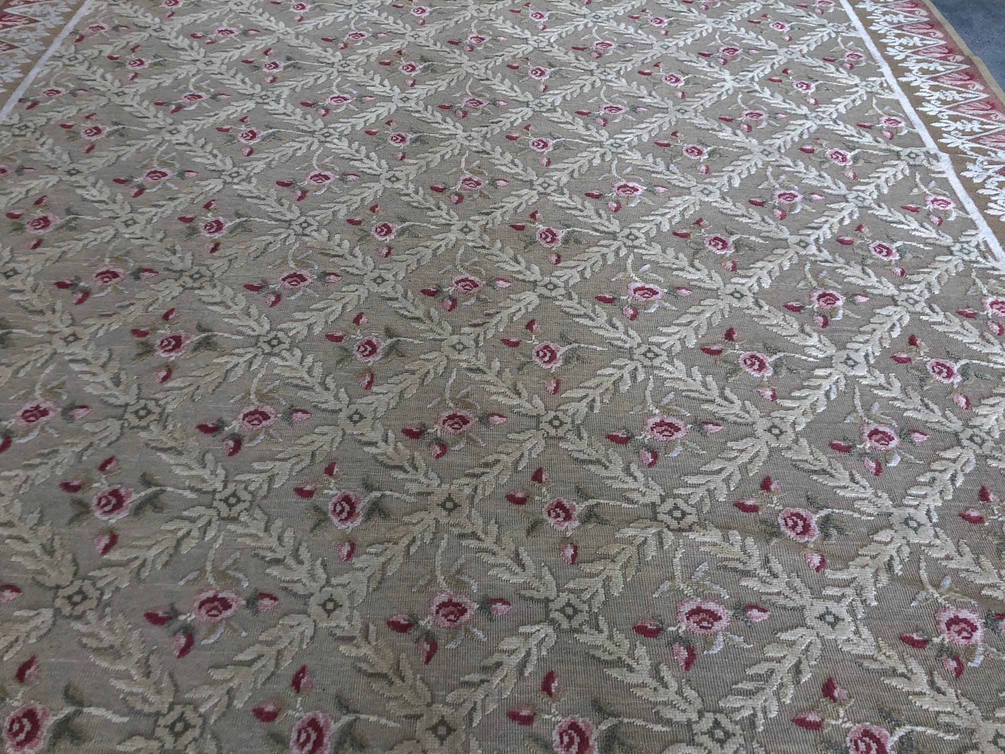 Europäischer Teppich im europäischen Design mit Rosen und Spalier (Handgeknüpft) im Angebot