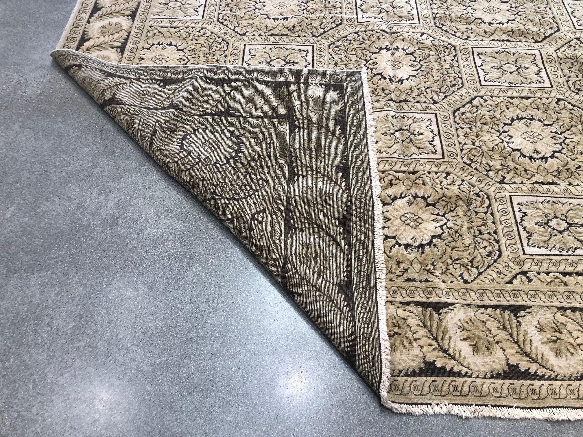 European Design Rug In Excellent Condition For Sale In Los Angeles, CA