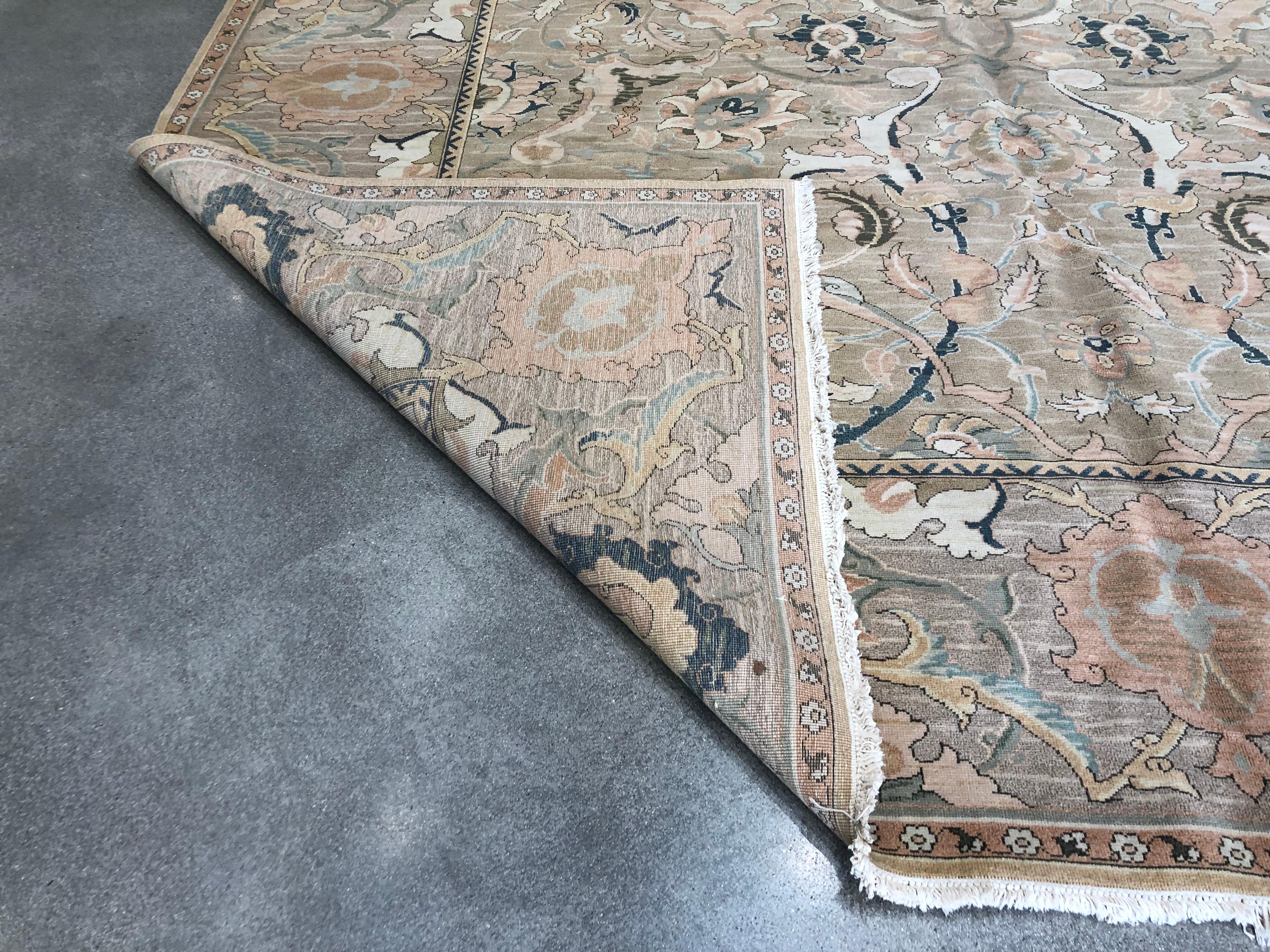 Tappeto floreale dal design europeo In condizioni ottime a West Hollywood, CA
