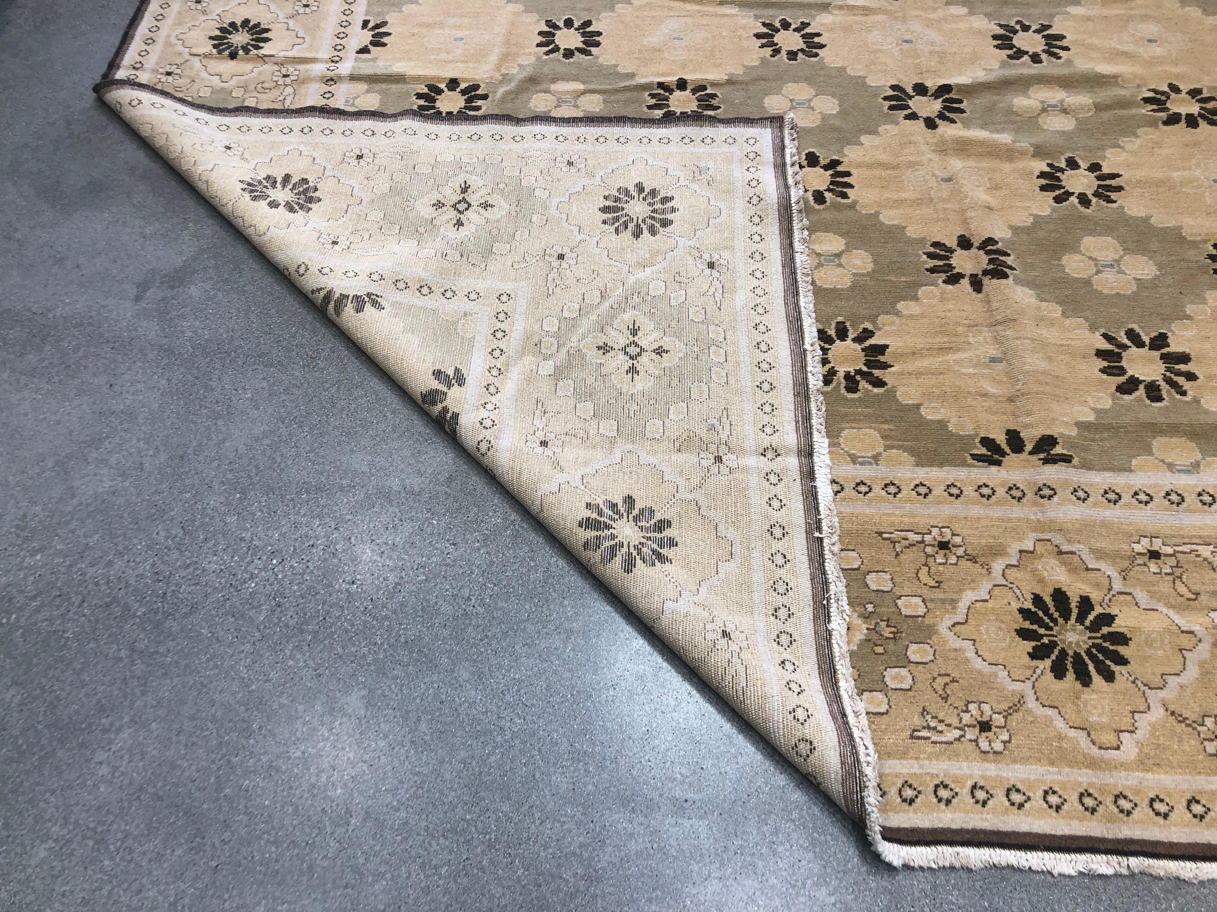 European Design Rug in Taupe and Gold In Excellent Condition For Sale In Los Angeles, CA