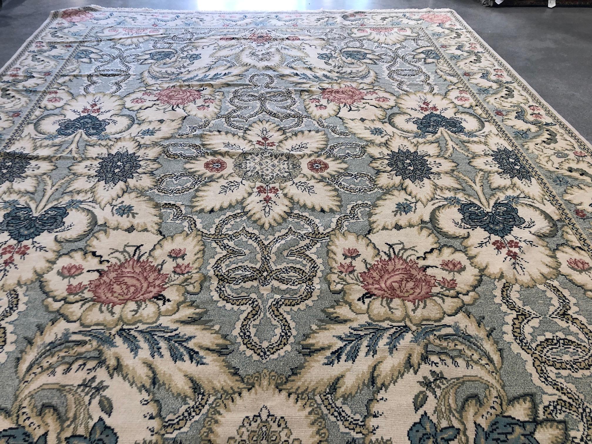 European Design Floral Rug with Grey and Ivory In Excellent Condition For Sale In West Hollywood, CA