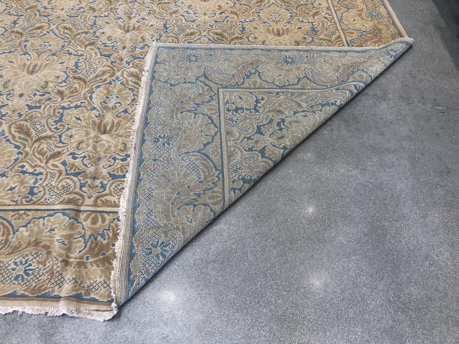 European Design Rug In Excellent Condition For Sale In Los Angeles, CA