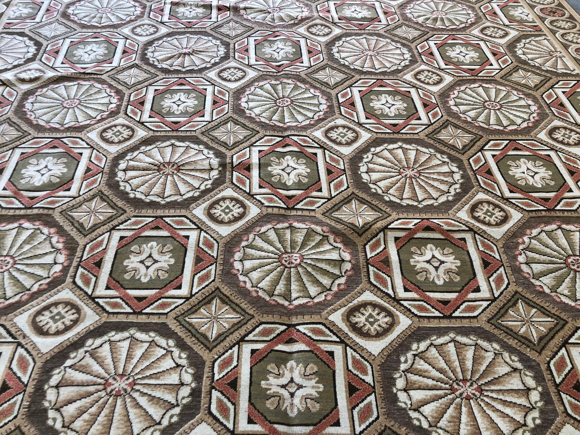 Annodato a mano Tappeto di design europeo in marrone, verde e ruggine in vendita