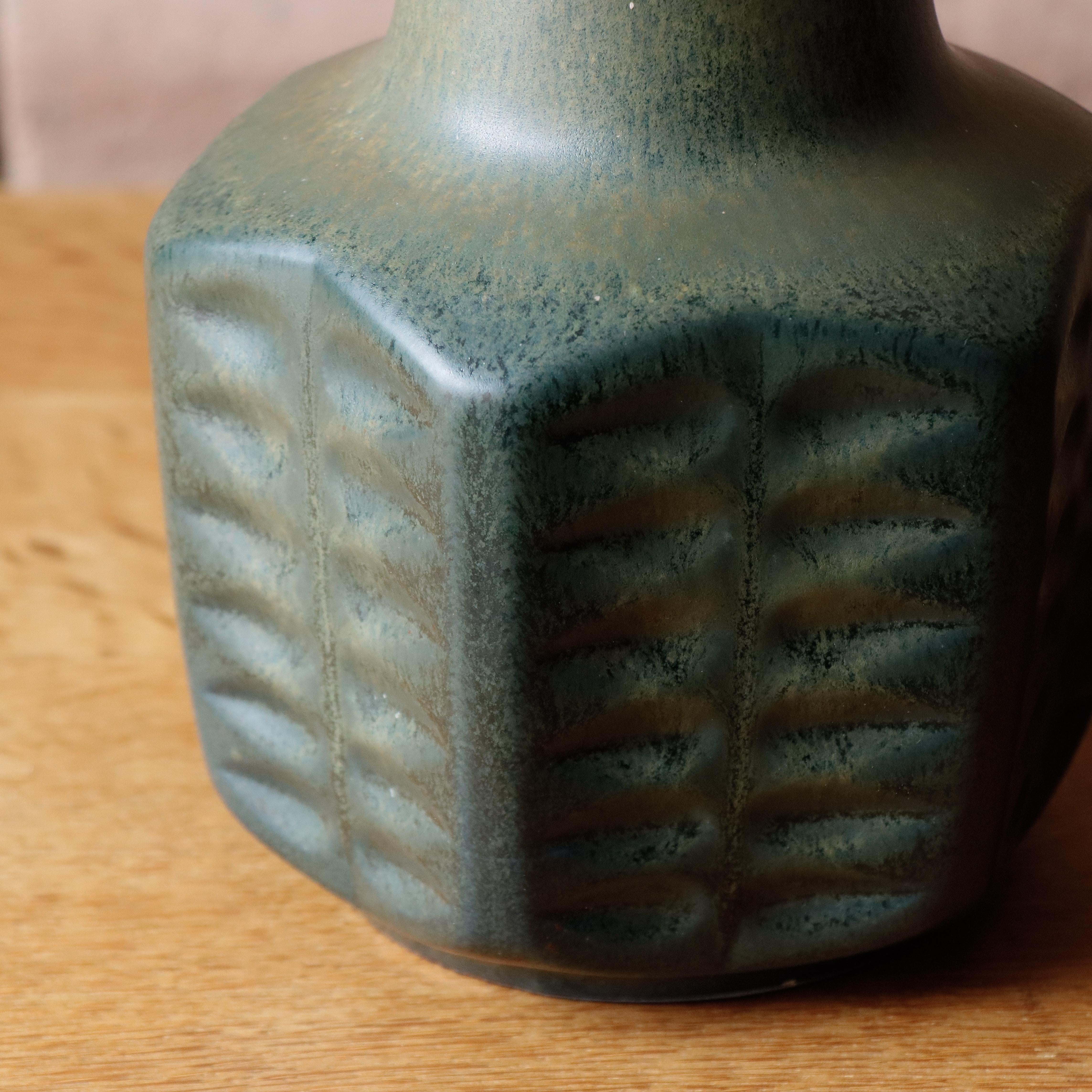 Mid-Century moderno Lampada da tavolo in ceramica di design europeo, paralume floreale, Danimarca anni '70 in vendita