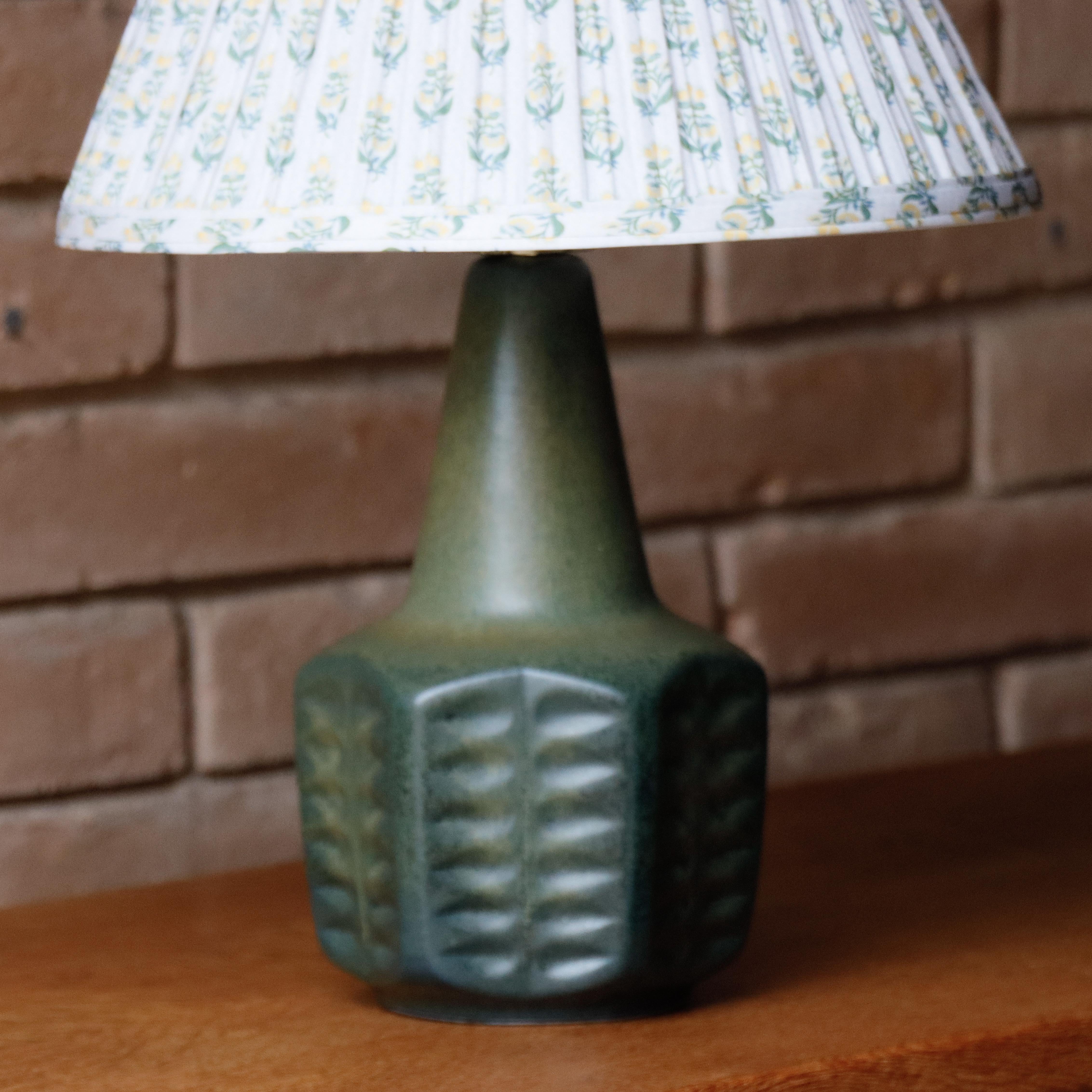 Danese Lampada da tavolo in ceramica di design europeo, paralume floreale, Danimarca anni '70 in vendita
